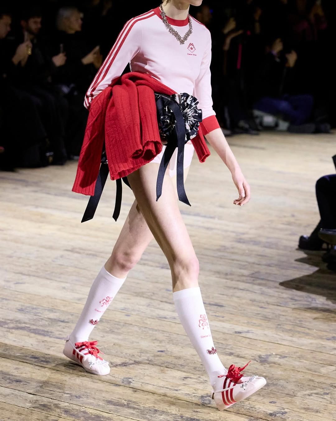 런던패션위크를 흔든 삼선🖤🤍
시몬 로샤와 아디다스 26FW🇬🇧레이스와 트랙자켓 조합 주목!!
이번 런던패션위크에서 가장 주목받은 장면 중 하나는 시몬 로샤와 아디다스의 협업 런웨이였습니다. 레이스와 튤 실루엣 위에 더해진 아디다스의 세 줄과 트랙 자켓을 ‘스포츠 코드의 재해석’으로 분석하며, 브랜드 아카이브를 하이패션 구조 안으로 편입한 사례였습니다.
특히 스니커즈와 트랙 팬츠를 드레스 룩과 병치한 스타일링을 통해 스포츠웨어가 보조 아이템이 아닌 실루엣의 중심 축으로 재배치됐다고 구체적으로 보여줬습니다. 이미지10