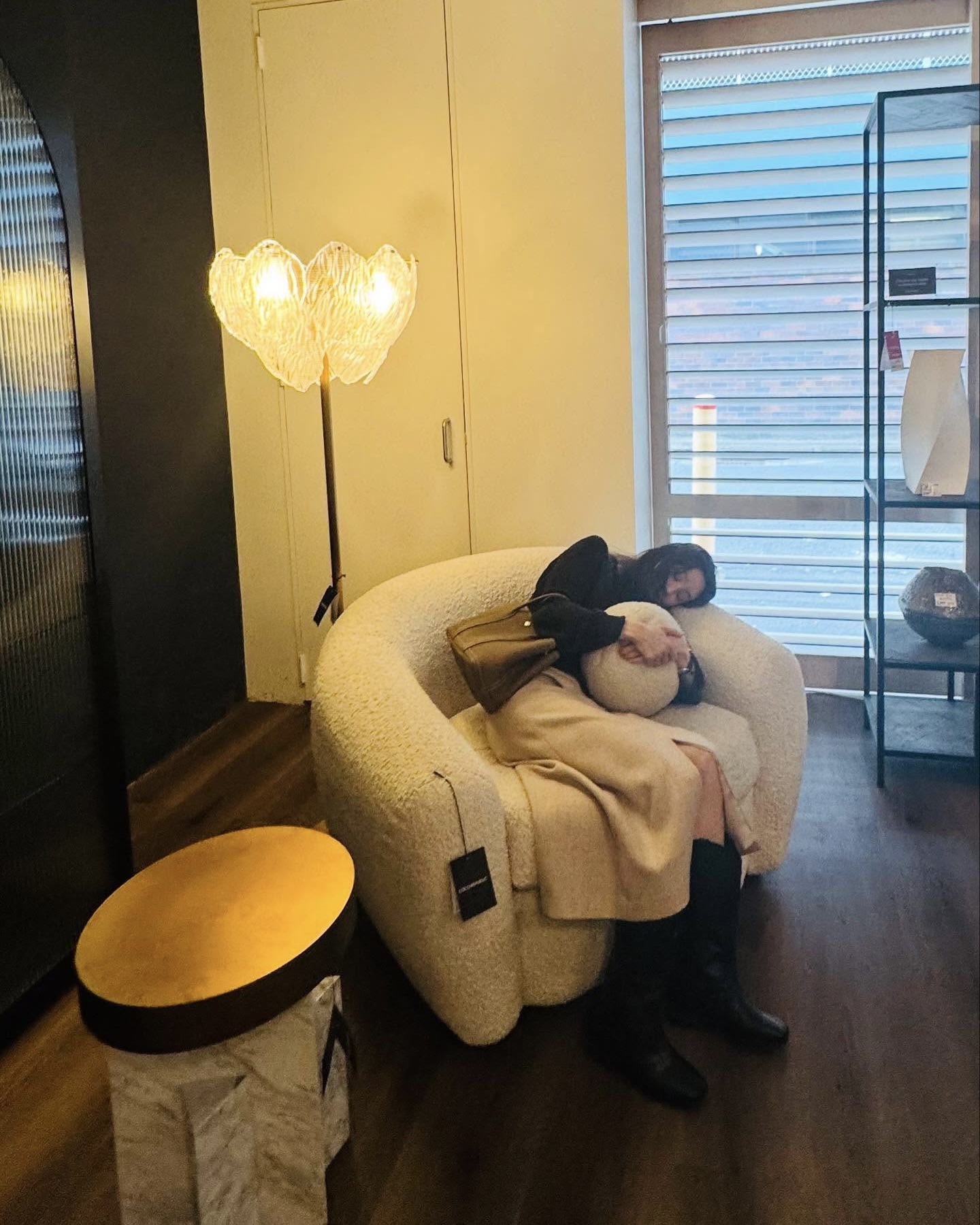 려원언니 매일 드는 클래식백👜
유행 타지않고 어느 코디든 어울리는🧡💛 정려원 애착가방
정려원의 일상 속에서 자주 보이는 가방, 바로 에르메스 가든 파티입니다. 미니멀한 디자인과 실루엣 덕분에 어떤 스타일에도 자연스럽게 어울리는데요. 클래식 무드의 이 토트백은 담백하고 세련된 분위기와도 잘 어울립니다.
롱스커트에 매치해도 좋고, 슬랙스나 데님과 함께해 올드머니 룩을 완성할 수도 있죠. 꾸미지 않아도 충분히 고급스러운 스타일을 원한다면 정려원의 가든 파티를 참고해보세요. 이미지4