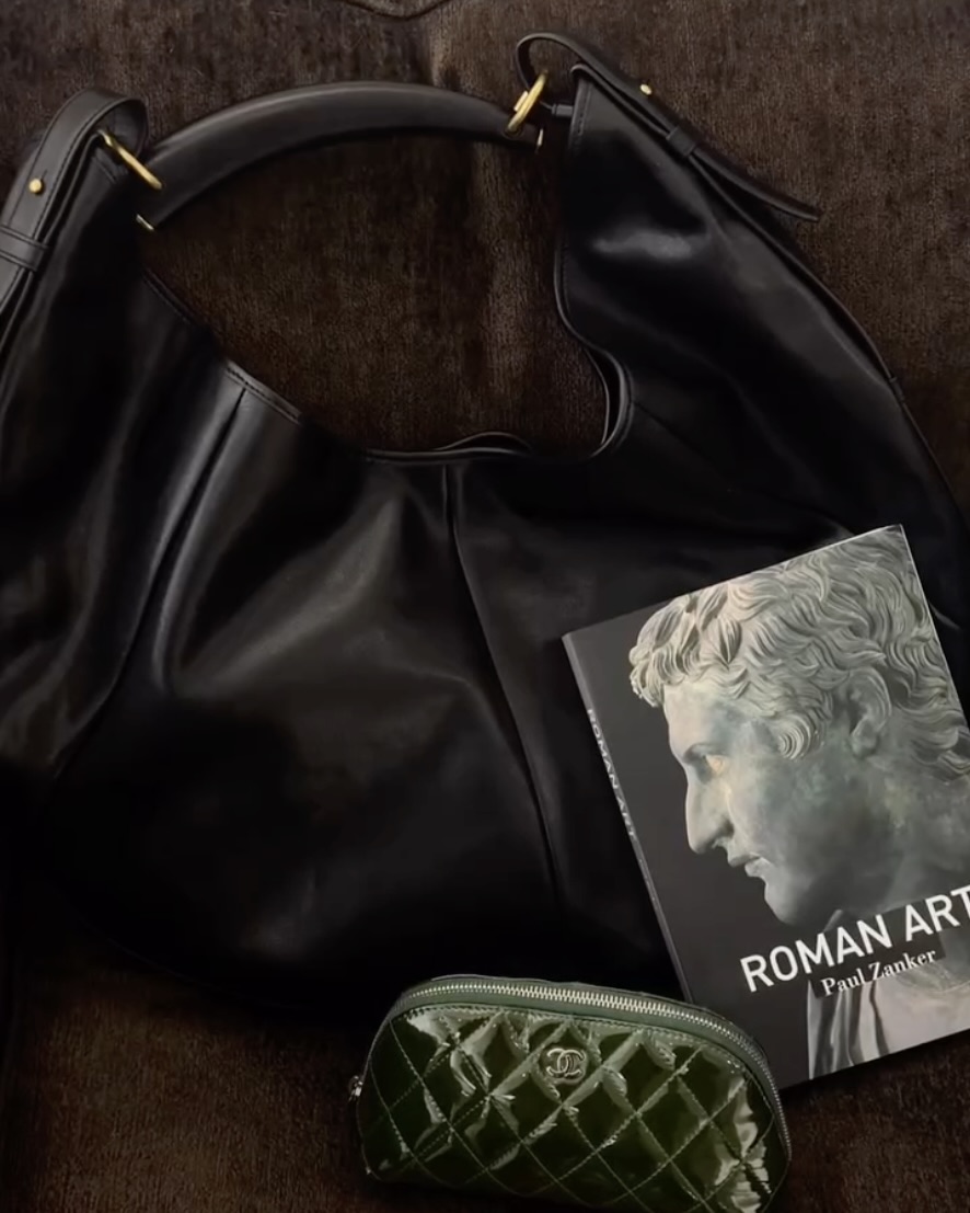 공부도 스타일도 놓치지 않아✨
보부상 백부터 애착백까지🖤🎓문서윤의 캠퍼스 백 같이보자
1. 생로랑 몸바사, 700만 원대
부드럽게 흐르는 곡선 실루엣에 조형적인 링 핸들 디테일을 더한 디자인입니다. 넉넉한 수납력을 갖춘 것은 물론 브랜드 특유의 시크하고 세련된 무드까지 느낄 수 있는 보부상 백입니다.
2. 알라이아 르케텔 미디엄 패딩 가죽 백, 400만 원대
닥스훈트를 연상시키는 길고 슬림한 실루엣에 장식 끈을 더한 튜브형 핸들이 특징으로, 스몰 로고와 더블 지퍼 디테일이 더해져 절제된 미니멀한 무드가 느껴지는 숄더백입니다. 이미지3