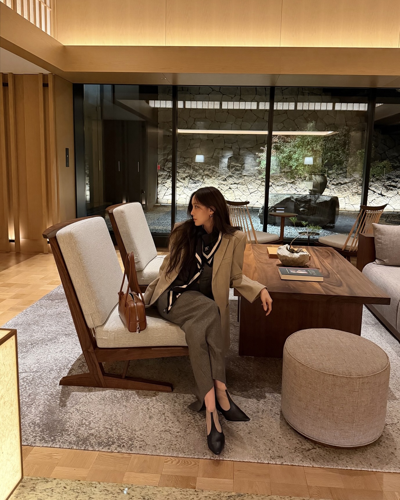 스카프 활용 맨날 고민이죠?!🧡
목부터 가볍게, 포인트 하나로 분위기 확 바꿀 수 있어!😉🧚🏻
포인트 주기 좋은 스카프 활용법 3가지 저장해둬요.
1. 목 스카프
스카프 컬러와 패턴 등 룩 분위기에 맞춰 연출할 수 있습니다. 티셔츠나 니트 위에 두르고 매듭만 지어도 생기를 더하며 세련된 분위기를 완성할 수 있어요.
2. 가방 액세서리
간단하지만 스타일리시한 포인트를 주고 싶다면, 스카프를 가방 손잡이에 매보세요. 평범한 가방도 컬러와 패턴으로 감각적인 분위기를 살리며, 우아하고 여성스러운 매력을 더할 수 있습니다.
3. 헤어 액세서리
스카프를 머리끈처럼 묶거나, 바부슈카 스타일로 두르면 발랄하면서도 레트로한 무드를 연출할 수 있습니다. 간단한 연출만으로도 코디의 완성도를 높이는 포인트가 됩니다. 이미지3