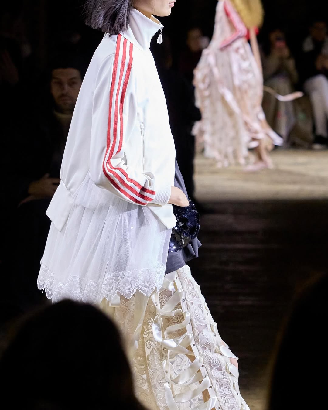 런던패션위크를 흔든 삼선🖤🤍
시몬 로샤와 아디다스 26FW🇬🇧레이스와 트랙자켓 조합 주목!!
이번 런던패션위크에서 가장 주목받은 장면 중 하나는 시몬 로샤와 아디다스의 협업 런웨이였습니다. 레이스와 튤 실루엣 위에 더해진 아디다스의 세 줄과 트랙 자켓을 ‘스포츠 코드의 재해석’으로 분석하며, 브랜드 아카이브를 하이패션 구조 안으로 편입한 사례였습니다.
특히 스니커즈와 트랙 팬츠를 드레스 룩과 병치한 스타일링을 통해 스포츠웨어가 보조 아이템이 아닌 실루엣의 중심 축으로 재배치됐다고 구체적으로 보여줬습니다. 이미지5
