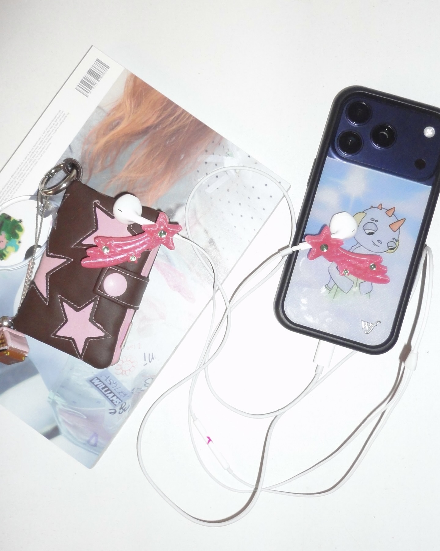 귀걸이 대신 이어폰 참 어때?🪽
키링처럼 이어폰에 달아주기만 하면 끝!💡💖
이어폰도 이제 실용템을 넘어, 액세서리처럼 즐길 수 있는 아이템입니다. 휴대폰이나 가방에 키링을 달듯, 이어폰에도 참을 더해 포인트를 줄 수 있는데요. 큐피드 날개나 별 모양 등 이어폰 참을 달아 귀걸이 대신 분위기를 내기에도 좋은 아이템입니다.
스트랩에 살짝 끼워주기만 하면 끝이라 부담 없이 시도할 수 있죠. 다가오는 봄엔, 귀걸이 대신 이어폰 참으로 가볍게 포인트를 더해보세요.
- 에브리띵 이어폰 참, 1만 원대 이미지4