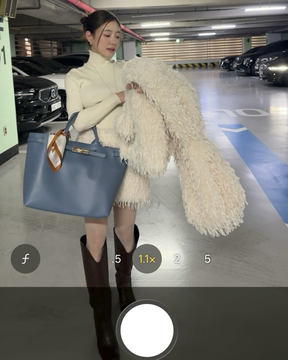 스카프 활용 맨날 고민이죠?!🧡
목부터 가볍게, 포인트 하나로 분위기 확 바꿀 수 있어!😉🧚🏻
포인트 주기 좋은 스카프 활용법 3가지 저장해둬요.
1. 목 스카프
스카프 컬러와 패턴 등 룩 분위기에 맞춰 연출할 수 있습니다. 티셔츠나 니트 위에 두르고 매듭만 지어도 생기를 더하며 세련된 분위기를 완성할 수 있어요.
2. 가방 액세서리
간단하지만 스타일리시한 포인트를 주고 싶다면, 스카프를 가방 손잡이에 매보세요. 평범한 가방도 컬러와 패턴으로 감각적인 분위기를 살리며, 우아하고 여성스러운 매력을 더할 수 있습니다.
3. 헤어 액세서리
스카프를 머리끈처럼 묶거나, 바부슈카 스타일로 두르면 발랄하면서도 레트로한 무드를 연출할 수 있습니다. 간단한 연출만으로도 코디의 완성도를 높이는 포인트가 됩니다. 이미지8