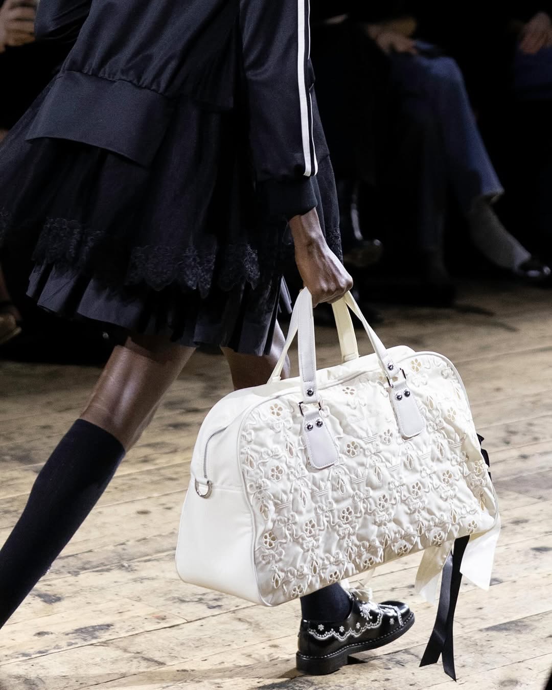 런던패션위크를 흔든 삼선🖤🤍
시몬 로샤와 아디다스 26FW🇬🇧레이스와 트랙자켓 조합 주목!!
이번 런던패션위크에서 가장 주목받은 장면 중 하나는 시몬 로샤와 아디다스의 협업 런웨이였습니다. 레이스와 튤 실루엣 위에 더해진 아디다스의 세 줄과 트랙 자켓을 ‘스포츠 코드의 재해석’으로 분석하며, 브랜드 아카이브를 하이패션 구조 안으로 편입한 사례였습니다.
특히 스니커즈와 트랙 팬츠를 드레스 룩과 병치한 스타일링을 통해 스포츠웨어가 보조 아이템이 아닌 실루엣의 중심 축으로 재배치됐다고 구체적으로 보여줬습니다. 이미지6