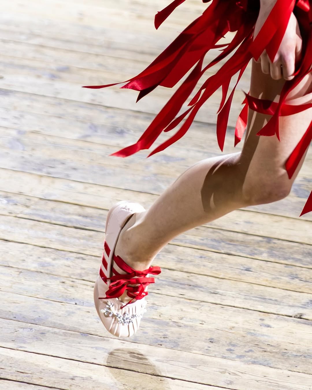 런던패션위크를 흔든 삼선🖤🤍
시몬 로샤와 아디다스 26FW🇬🇧레이스와 트랙자켓 조합 주목!!
이번 런던패션위크에서 가장 주목받은 장면 중 하나는 시몬 로샤와 아디다스의 협업 런웨이였습니다. 레이스와 튤 실루엣 위에 더해진 아디다스의 세 줄과 트랙 자켓을 ‘스포츠 코드의 재해석’으로 분석하며, 브랜드 아카이브를 하이패션 구조 안으로 편입한 사례였습니다.
특히 스니커즈와 트랙 팬츠를 드레스 룩과 병치한 스타일링을 통해 스포츠웨어가 보조 아이템이 아닌 실루엣의 중심 축으로 재배치됐다고 구체적으로 보여줬습니다. 이미지2