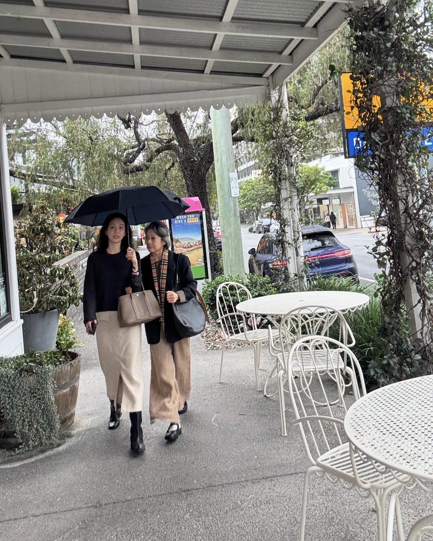 려원언니 매일 드는 클래식백👜
유행 타지않고 어느 코디든 어울리는🧡💛 정려원 애착가방
정려원의 일상 속에서 자주 보이는 가방, 바로 에르메스 가든 파티입니다. 미니멀한 디자인과 실루엣 덕분에 어떤 스타일에도 자연스럽게 어울리는데요. 클래식 무드의 이 토트백은 담백하고 세련된 분위기와도 잘 어울립니다.
롱스커트에 매치해도 좋고, 슬랙스나 데님과 함께해 올드머니 룩을 완성할 수도 있죠. 꾸미지 않아도 충분히 고급스러운 스타일을 원한다면 정려원의 가든 파티를 참고해보세요. 이미지3