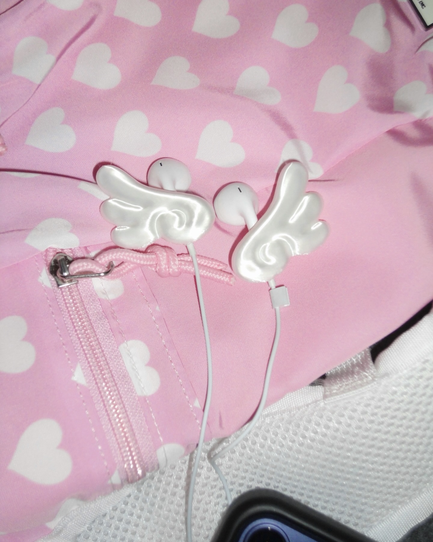 귀걸이 대신 이어폰 참 어때?🪽
키링처럼 이어폰에 달아주기만 하면 끝!💡💖
이어폰도 이제 실용템을 넘어, 액세서리처럼 즐길 수 있는 아이템입니다. 휴대폰이나 가방에 키링을 달듯, 이어폰에도 참을 더해 포인트를 줄 수 있는데요. 큐피드 날개나 별 모양 등 이어폰 참을 달아 귀걸이 대신 분위기를 내기에도 좋은 아이템입니다.
스트랩에 살짝 끼워주기만 하면 끝이라 부담 없이 시도할 수 있죠. 다가오는 봄엔, 귀걸이 대신 이어폰 참으로 가볍게 포인트를 더해보세요.
- 에브리띵 이어폰 참, 1만 원대 이미지8