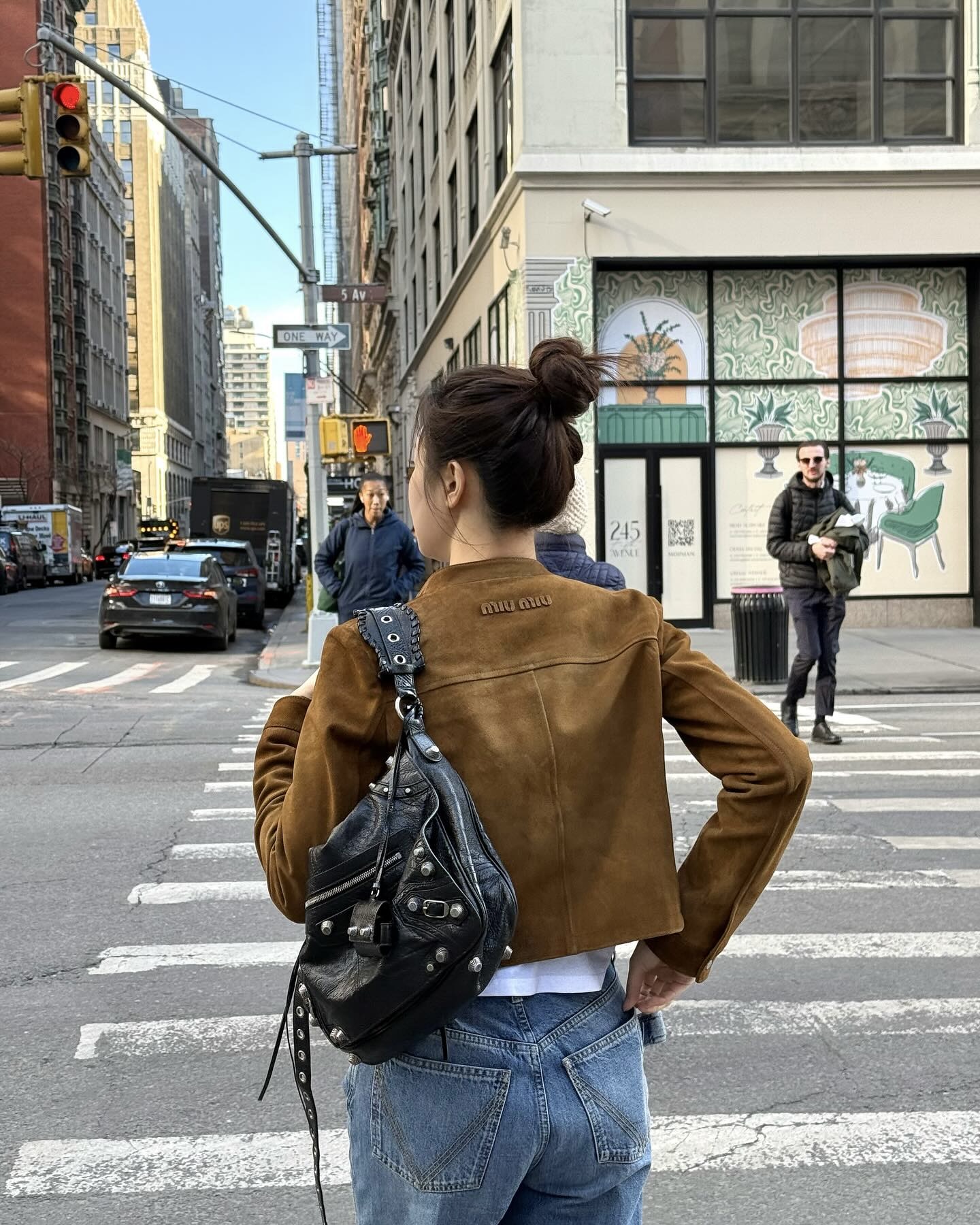 가볍게 걸쳐도 분위기 사는 아우터😉
모던하면서 깔끔한 스웨이드 자켓으로 봄 코디 완성해 보세요🤎
부드러운 결이 살아 있는 스웨이드 자켓은 봄 스타일링에 깊이를 더하는 아우터입니다. 매트한 질감이 주는 차분함 덕분에 가볍게 걸쳐도 단정하고 세련된 분위기를 완성하죠. 미니멀한 싱글 버튼부터 봄버, 블레이저 등 디자인도 다양합니다.
실루엣에 따라 체형 보완 효과도 있는데요. 각 잡힌 어깨 라인은 상체를 또렷하게 정리하고, 오버핏은 군살을 부드럽게 커버합니다. 스웨이드 자켓은 다양한 하의와 매치하기 좋아 봄부터 가을까지 활용도 높은 아우터입니다. 이미지4