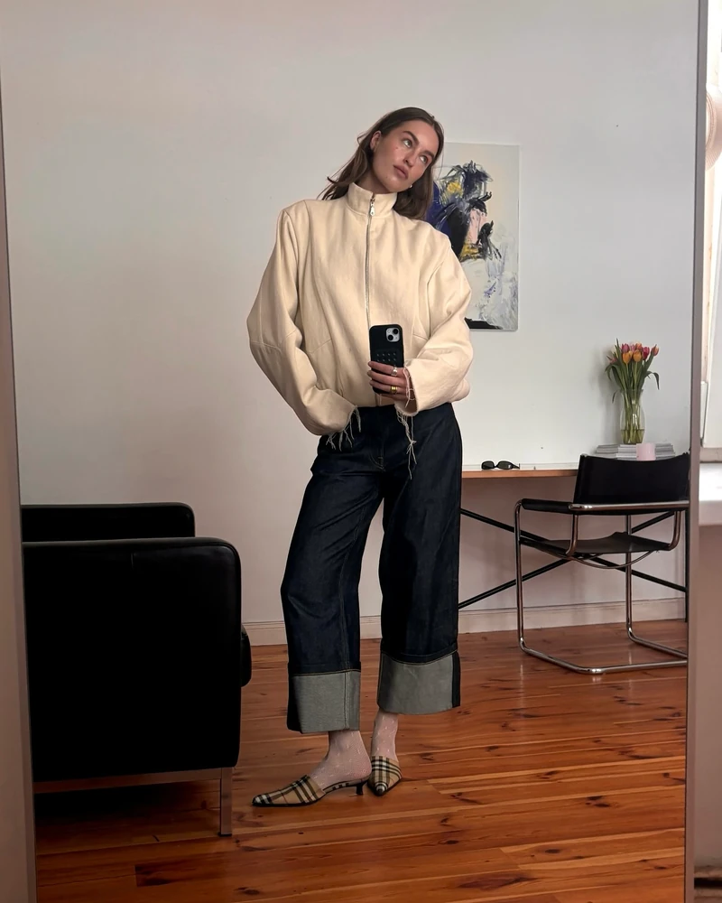 제니처럼 발목을 살짝 보이게🪄
매일 입던 바지도 "한 뼘" 접는 순간👖💛26년 포인트가 됩니다
최근 제니가 캘빈 클라인의 롤업 팬츠를 착용해 화제를 모으면서, 다시 한번 롤업 트렌드가 주목받고 있는데요. 발목이 살짝 드러나는 디자인은 다리가 길어 보이는 효과는 물론, 캐주얼하면서도 세련된 분위기를 연출해 룩에 포인트를 만들어 줍니다.
팬츠를 한 뼘만 접어도 스타일이 한층 가볍고 산뜻해져 데일리룩으로 활용도가 높습니다. 특히 발목을 살짝 드러내면서 신발을 돋보이게 하고, 시원한 느낌까지 더해주죠. 올봄에는 롤업으로 감각적인 스타일 포인트를 더해보세요. 이미지5