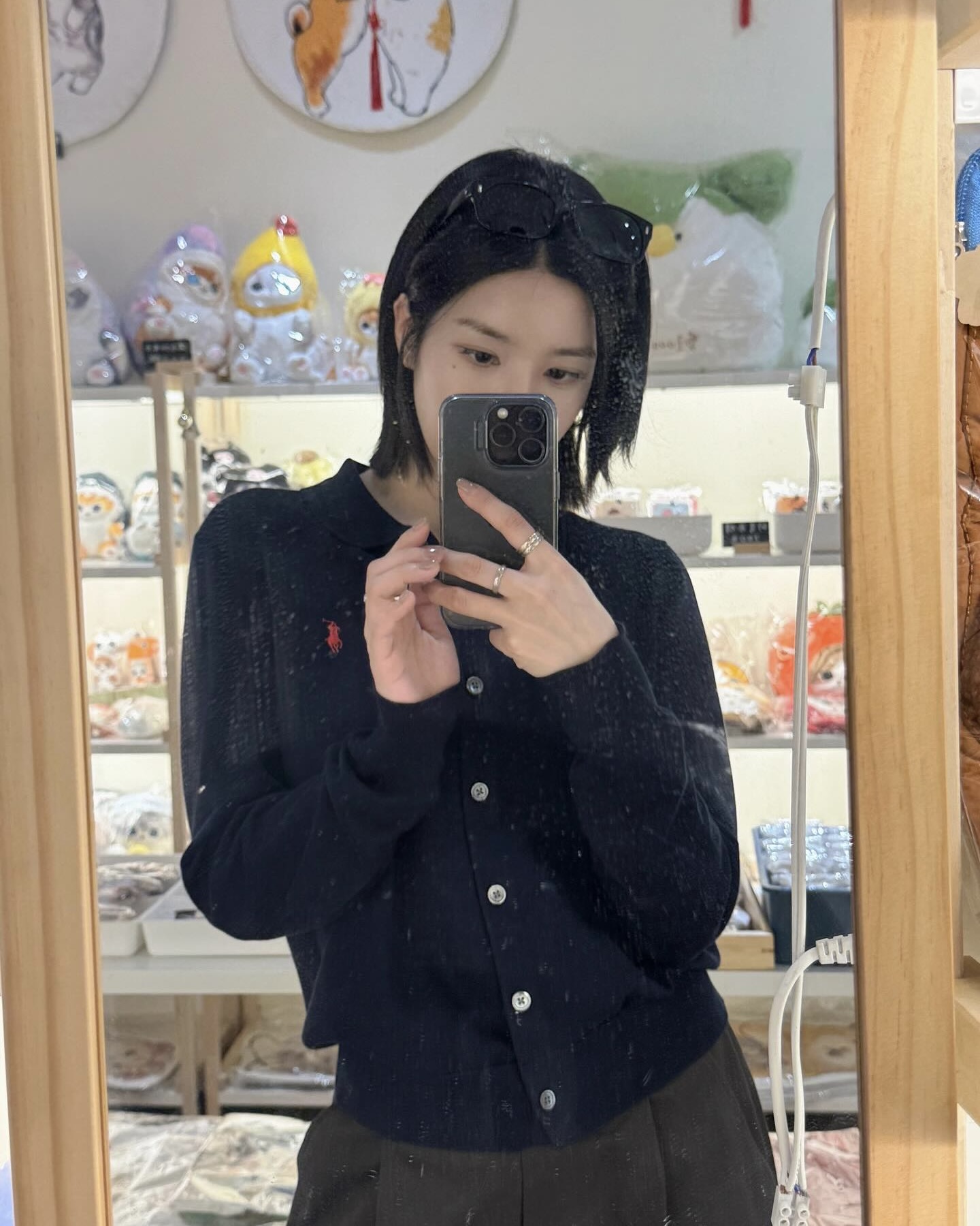 어떤 가디건이 룩을 살릴까?🔍
단독으로도, 아우터 이너로도 활용만점👍🏻💨 가디건 미리 준비!!
데일리로 활용하기 좋은 권은비 가디건 3가지 소개합니다.
1. 꼼데가르송 플레이 우먼스 가디건, 40만 원대
부드러운 울 소재에 아이코닉한 하트 와펜이 포인트인 라운드넥 가디건입니다. 슬림한 실루엣으로 여성스러운 바디라인을 살려줍니다. 이너로 무지 티셔츠를 받쳐 입고, 슬랙스로 마무리하면 깔끔하고 미니멀한 룩을 완성할 수 있습니다.
2. 랄프로렌 코튼 블렌드 폴로 카디건, 20만 원대
폴로 칼라와 왼쪽 가슴 부분에 시그니처 포니 자수가 특징인 가디건입니다. 스트레이트 실루엣과 힙을 덮는 롱 기장이 깔끔한 룩을 만들어 줍니다. 셔츠처럼 스타일링해 브라운 팬츠와 매치하면 모던하면서도 포멀한 무드를 연출할 수 있습니다.
3. 아플리엔 나인 에센셜 라운드 콩 버튼 가디건, 8만 원대
부드러운 울 혼방 소재와 발랄한 콩 버튼 디테일이 돋보이는 가디건입니다. 여유 있는 핏으로 다양한 체형을 커버하며, 터틀넥이나 기본 이너와 레이어드하기 좋습니다. 올 화이트 룩에 컬러 포인트로 활용하면 산뜻한 분위기를 더할 수 있습니다. 이미지5