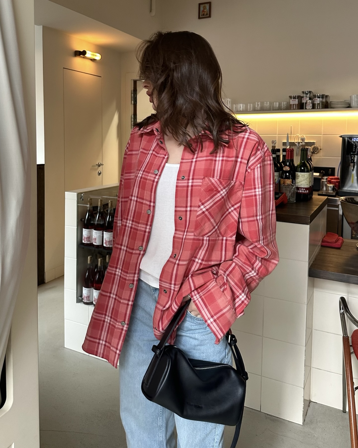 날씨 풀리면 체크 셔츠 입자🌸
가볍게 걸치기 좋은 간절기 봄 코디 공식👔✨
체크 셔츠는 날씨 풀릴 때 하나만 걸치기 좋은 아이템입니다. 단독으로 입거나 티셔츠 위에 걸치면 가벼운 아우터처럼 활용할 수 있는데요. 데님부터 슬랙스까지 어디에나 잘 어울려 코디가 어렵지 않죠.
컬러는 블루나 그린, 핑크처럼 톤에 따라 골라 분위기를 살려보세요. 간절기엔 니트나 코트 안에 레이어드해도 예쁘니, 체크 셔츠 코디법으로 다양하게 활용해보세요. 이미지6