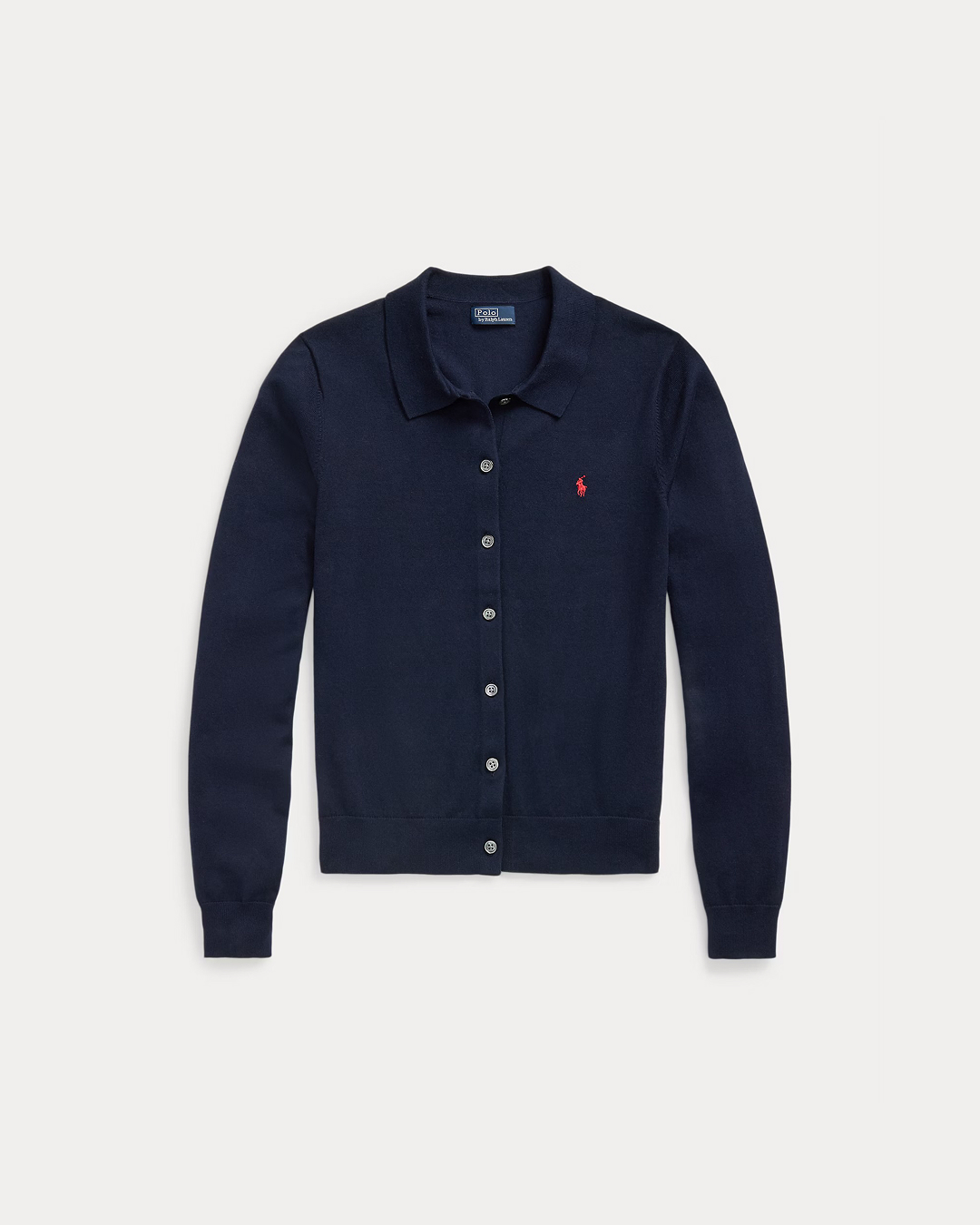 어떤 가디건이 룩을 살릴까?🔍
단독으로도, 아우터 이너로도 활용만점👍🏻💨 가디건 미리 준비!!
데일리로 활용하기 좋은 권은비 가디건 3가지 소개합니다.
1. 꼼데가르송 플레이 우먼스 가디건, 40만 원대
부드러운 울 소재에 아이코닉한 하트 와펜이 포인트인 라운드넥 가디건입니다. 슬림한 실루엣으로 여성스러운 바디라인을 살려줍니다. 이너로 무지 티셔츠를 받쳐 입고, 슬랙스로 마무리하면 깔끔하고 미니멀한 룩을 완성할 수 있습니다.
2. 랄프로렌 코튼 블렌드 폴로 카디건, 20만 원대
폴로 칼라와 왼쪽 가슴 부분에 시그니처 포니 자수가 특징인 가디건입니다. 스트레이트 실루엣과 힙을 덮는 롱 기장이 깔끔한 룩을 만들어 줍니다. 셔츠처럼 스타일링해 브라운 팬츠와 매치하면 모던하면서도 포멀한 무드를 연출할 수 있습니다.
3. 아플리엔 나인 에센셜 라운드 콩 버튼 가디건, 8만 원대
부드러운 울 혼방 소재와 발랄한 콩 버튼 디테일이 돋보이는 가디건입니다. 여유 있는 핏으로 다양한 체형을 커버하며, 터틀넥이나 기본 이너와 레이어드하기 좋습니다. 올 화이트 룩에 컬러 포인트로 활용하면 산뜻한 분위기를 더할 수 있습니다. 이미지7