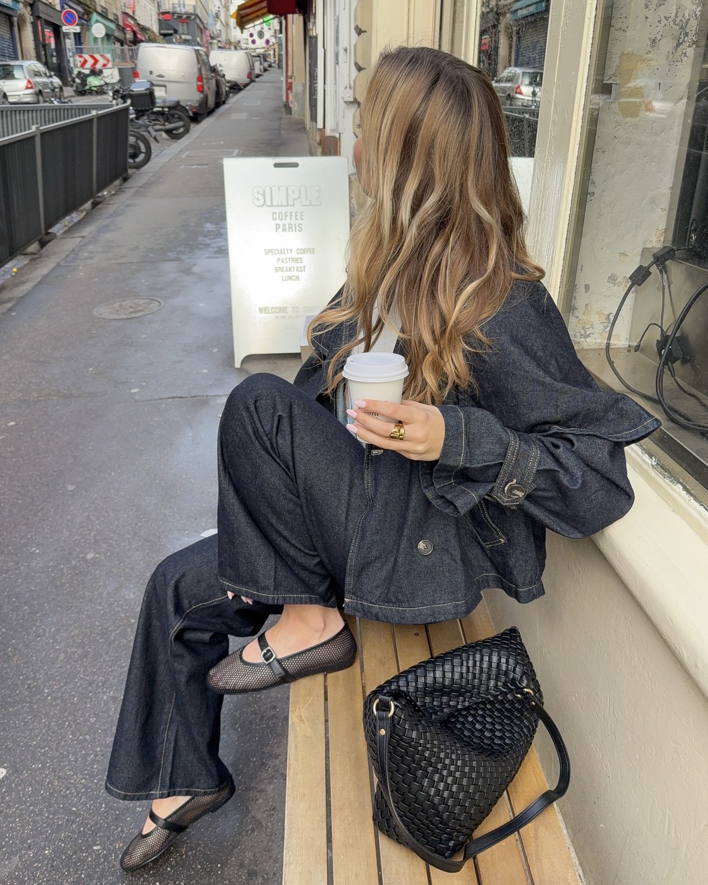 비워낼수록 더 세련된 메쉬슈즈💨
기본에만 머물지 말고😏🖤 시스루 트렌드 슈즈로 바꿔볼 때!!
작년에 이어, 이번 시즌에도 트렌드를 이어가는 메쉬슈즈는 룩을 한층 가볍고 산뜻하게 만들어주는 아이템입니다. 촘촘한 짜임과 뛰어난 통기성 덕분에 답답함 없이 쾌적하게 신기 좋고, 은은하게 비치는 소재가 룩에 경쾌한 포인트를 더해주죠.
플랫, 메리제인 등 다양한 디자인으로 스타일에 맞춰 연출할 수 있습니다. 메쉬슈즈는 간절기부터 여름까지 활용도 높아 미리 준비해두면 다양한 스타일에 매치할 수 있는 실용적인 아이템이죠. 한 발 앞서 메쉬슈즈로 가볍고 쿨한 분위기를 완성해보세요. 이미지4