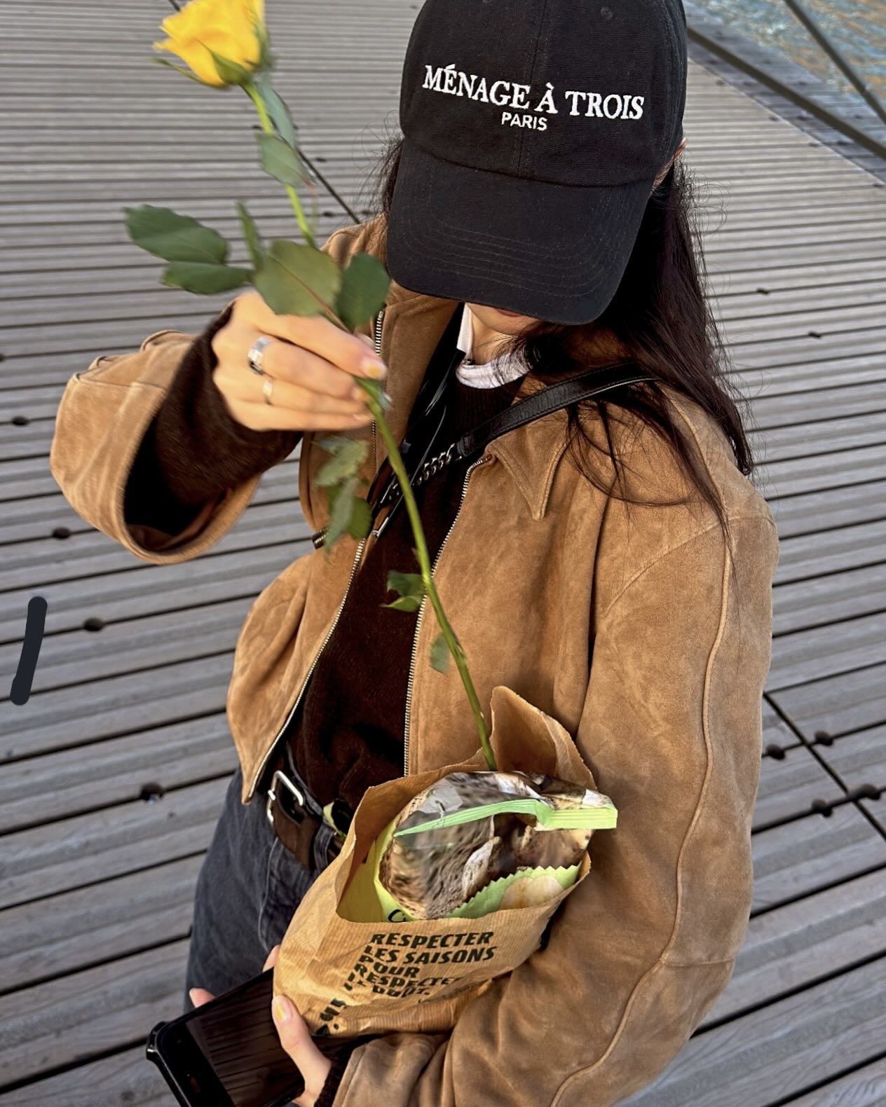 가볍게 걸쳐도 분위기 사는 아우터😉
모던하면서 깔끔한 스웨이드 자켓으로 봄 코디 완성해 보세요🤎
부드러운 결이 살아 있는 스웨이드 자켓은 봄 스타일링에 깊이를 더하는 아우터입니다. 매트한 질감이 주는 차분함 덕분에 가볍게 걸쳐도 단정하고 세련된 분위기를 완성하죠. 미니멀한 싱글 버튼부터 봄버, 블레이저 등 디자인도 다양합니다.
실루엣에 따라 체형 보완 효과도 있는데요. 각 잡힌 어깨 라인은 상체를 또렷하게 정리하고, 오버핏은 군살을 부드럽게 커버합니다. 스웨이드 자켓은 다양한 하의와 매치하기 좋아 봄부터 가을까지 활용도 높은 아우터입니다. 이미지7