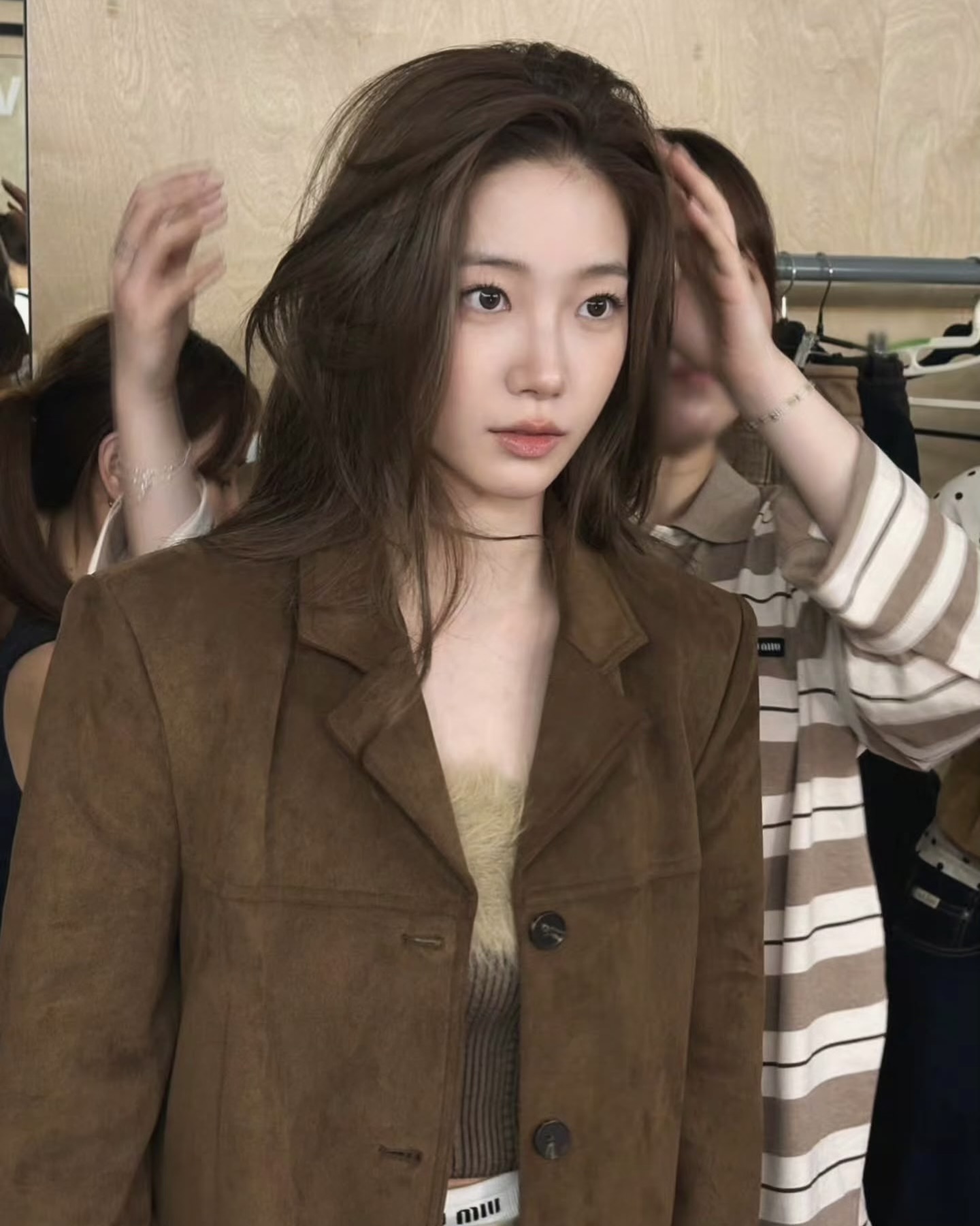 가볍게 걸쳐도 분위기 사는 아우터😉
모던하면서 깔끔한 스웨이드 자켓으로 봄 코디 완성해 보세요🤎
부드러운 결이 살아 있는 스웨이드 자켓은 봄 스타일링에 깊이를 더하는 아우터입니다. 매트한 질감이 주는 차분함 덕분에 가볍게 걸쳐도 단정하고 세련된 분위기를 완성하죠. 미니멀한 싱글 버튼부터 봄버, 블레이저 등 디자인도 다양합니다.
실루엣에 따라 체형 보완 효과도 있는데요. 각 잡힌 어깨 라인은 상체를 또렷하게 정리하고, 오버핏은 군살을 부드럽게 커버합니다. 스웨이드 자켓은 다양한 하의와 매치하기 좋아 봄부터 가을까지 활용도 높은 아우터입니다. 이미지8