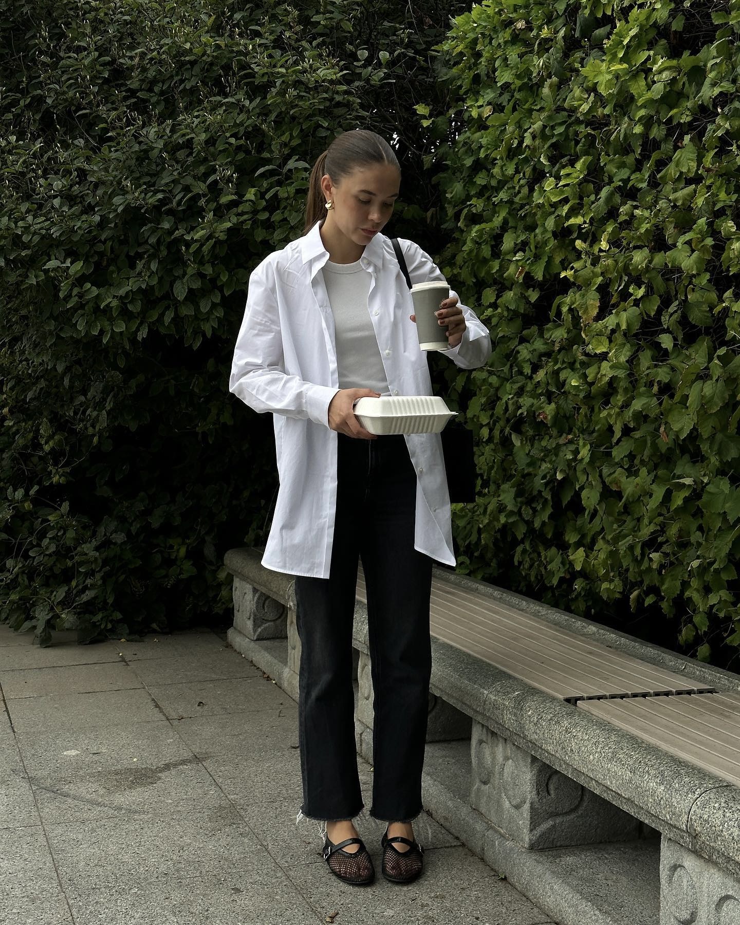 비워낼수록 더 세련된 메쉬슈즈💨
기본에만 머물지 말고😏🖤 시스루 트렌드 슈즈로 바꿔볼 때!!
작년에 이어, 이번 시즌에도 트렌드를 이어가는 메쉬슈즈는 룩을 한층 가볍고 산뜻하게 만들어주는 아이템입니다. 촘촘한 짜임과 뛰어난 통기성 덕분에 답답함 없이 쾌적하게 신기 좋고, 은은하게 비치는 소재가 룩에 경쾌한 포인트를 더해주죠.
플랫, 메리제인 등 다양한 디자인으로 스타일에 맞춰 연출할 수 있습니다. 메쉬슈즈는 간절기부터 여름까지 활용도 높아 미리 준비해두면 다양한 스타일에 매치할 수 있는 실용적인 아이템이죠. 한 발 앞서 메쉬슈즈로 가볍고 쿨한 분위기를 완성해보세요. 이미지8