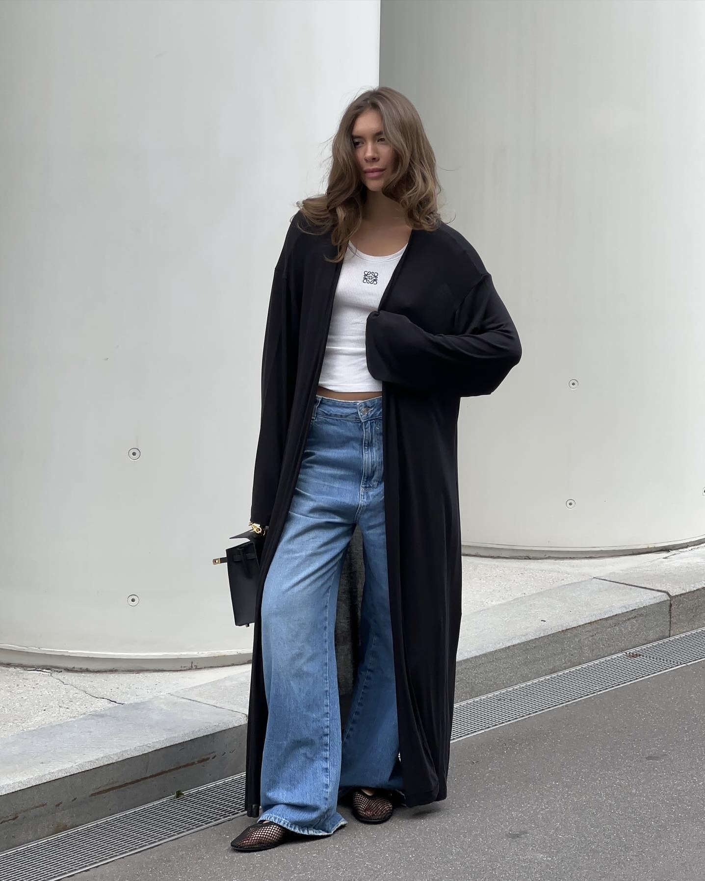 비워낼수록 더 세련된 메쉬슈즈💨
기본에만 머물지 말고😏🖤 시스루 트렌드 슈즈로 바꿔볼 때!!
작년에 이어, 이번 시즌에도 트렌드를 이어가는 메쉬슈즈는 룩을 한층 가볍고 산뜻하게 만들어주는 아이템입니다. 촘촘한 짜임과 뛰어난 통기성 덕분에 답답함 없이 쾌적하게 신기 좋고, 은은하게 비치는 소재가 룩에 경쾌한 포인트를 더해주죠.
플랫, 메리제인 등 다양한 디자인으로 스타일에 맞춰 연출할 수 있습니다. 메쉬슈즈는 간절기부터 여름까지 활용도 높아 미리 준비해두면 다양한 스타일에 매치할 수 있는 실용적인 아이템이죠. 한 발 앞서 메쉬슈즈로 가볍고 쿨한 분위기를 완성해보세요. 이미지7