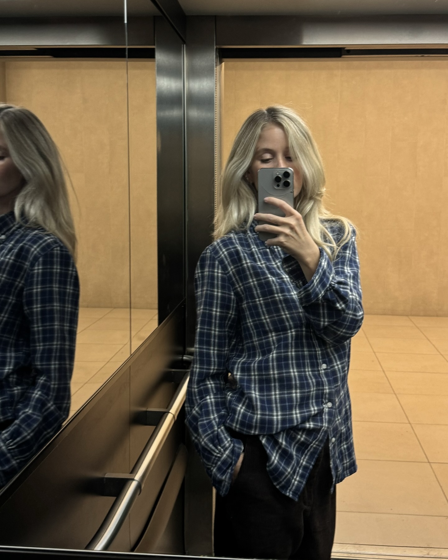 날씨 풀리면 체크 셔츠 입자🌸
가볍게 걸치기 좋은 간절기 봄 코디 공식👔✨
체크 셔츠는 날씨 풀릴 때 하나만 걸치기 좋은 아이템입니다. 단독으로 입거나 티셔츠 위에 걸치면 가벼운 아우터처럼 활용할 수 있는데요. 데님부터 슬랙스까지 어디에나 잘 어울려 코디가 어렵지 않죠.
컬러는 블루나 그린, 핑크처럼 톤에 따라 골라 분위기를 살려보세요. 간절기엔 니트나 코트 안에 레이어드해도 예쁘니, 체크 셔츠 코디법으로 다양하게 활용해보세요. 이미지3