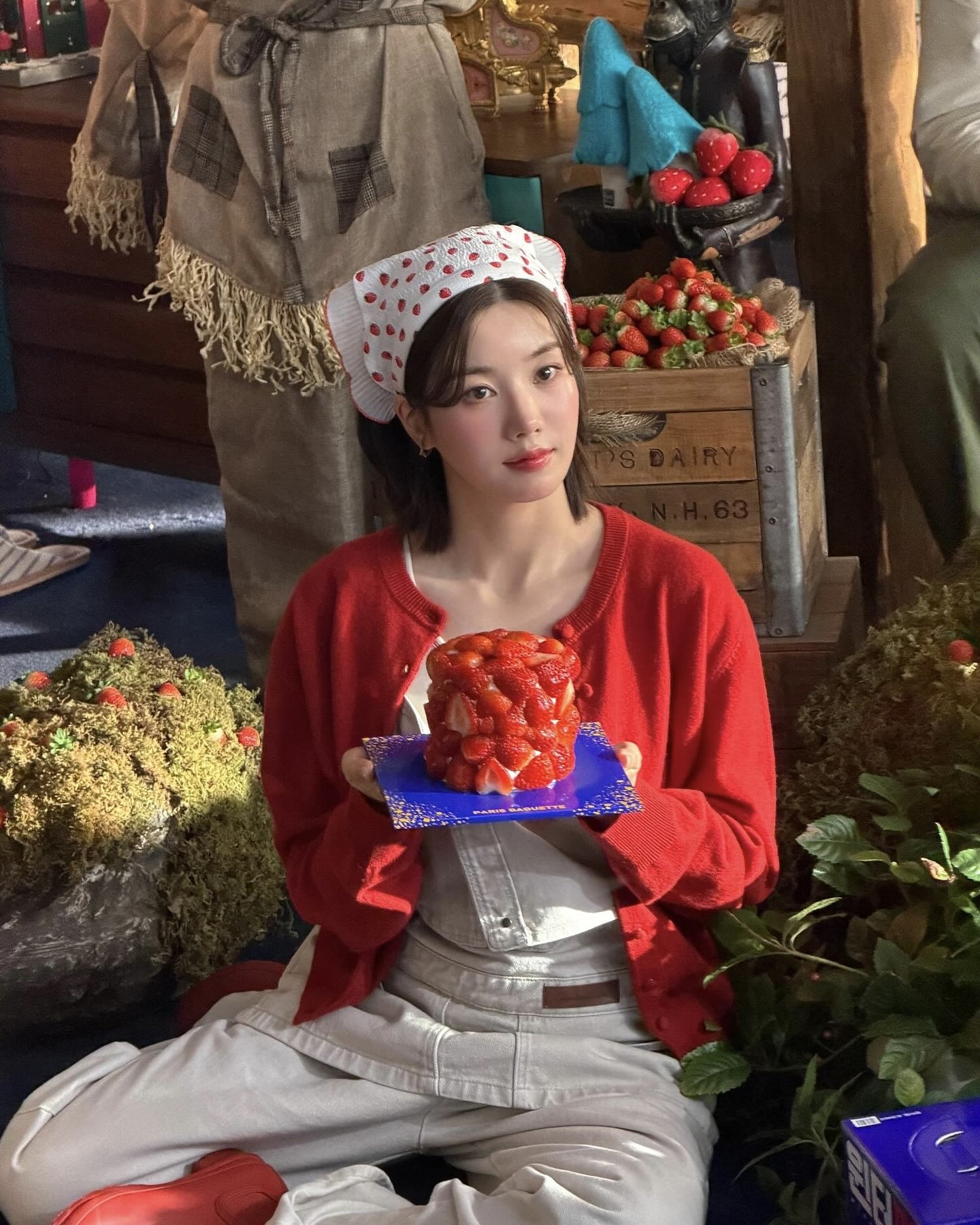 어떤 가디건이 룩을 살릴까?🔍
단독으로도, 아우터 이너로도 활용만점👍🏻💨 가디건 미리 준비!!
데일리로 활용하기 좋은 권은비 가디건 3가지 소개합니다.
1. 꼼데가르송 플레이 우먼스 가디건, 40만 원대
부드러운 울 소재에 아이코닉한 하트 와펜이 포인트인 라운드넥 가디건입니다. 슬림한 실루엣으로 여성스러운 바디라인을 살려줍니다. 이너로 무지 티셔츠를 받쳐 입고, 슬랙스로 마무리하면 깔끔하고 미니멀한 룩을 완성할 수 있습니다.
2. 랄프로렌 코튼 블렌드 폴로 카디건, 20만 원대
폴로 칼라와 왼쪽 가슴 부분에 시그니처 포니 자수가 특징인 가디건입니다. 스트레이트 실루엣과 힙을 덮는 롱 기장이 깔끔한 룩을 만들어 줍니다. 셔츠처럼 스타일링해 브라운 팬츠와 매치하면 모던하면서도 포멀한 무드를 연출할 수 있습니다.
3. 아플리엔 나인 에센셜 라운드 콩 버튼 가디건, 8만 원대
부드러운 울 혼방 소재와 발랄한 콩 버튼 디테일이 돋보이는 가디건입니다. 여유 있는 핏으로 다양한 체형을 커버하며, 터틀넥이나 기본 이너와 레이어드하기 좋습니다. 올 화이트 룩에 컬러 포인트로 활용하면 산뜻한 분위기를 더할 수 있습니다. 이미지8