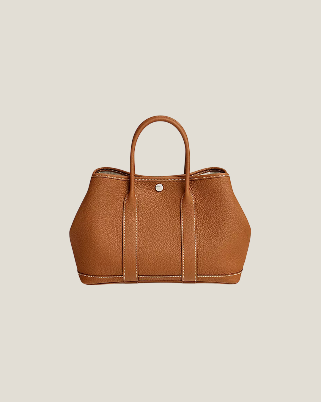 려원언니 매일 드는 클래식백👜
유행 타지않고 어느 코디든 어울리는🧡💛 정려원 애착가방
정려원의 일상 속에서 자주 보이는 가방, 바로 에르메스 가든 파티입니다. 미니멀한 디자인과 실루엣 덕분에 어떤 스타일에도 자연스럽게 어울리는데요. 클래식 무드의 이 토트백은 담백하고 세련된 분위기와도 잘 어울립니다.
롱스커트에 매치해도 좋고, 슬랙스나 데님과 함께해 올드머니 룩을 완성할 수도 있죠. 꾸미지 않아도 충분히 고급스러운 스타일을 원한다면 정려원의 가든 파티를 참고해보세요. 이미지7