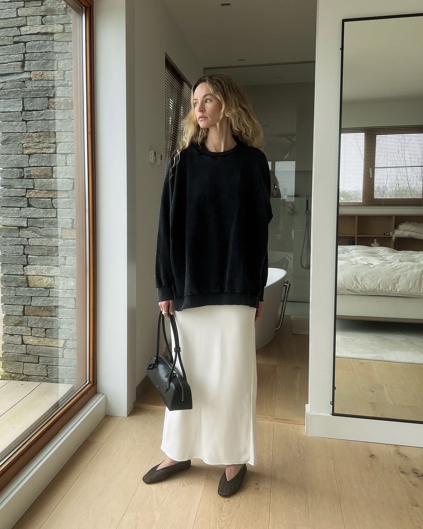 비워낼수록 더 세련된 메쉬슈즈💨
기본에만 머물지 말고😏🖤 시스루 트렌드 슈즈로 바꿔볼 때!!
작년에 이어, 이번 시즌에도 트렌드를 이어가는 메쉬슈즈는 룩을 한층 가볍고 산뜻하게 만들어주는 아이템입니다. 촘촘한 짜임과 뛰어난 통기성 덕분에 답답함 없이 쾌적하게 신기 좋고, 은은하게 비치는 소재가 룩에 경쾌한 포인트를 더해주죠.
플랫, 메리제인 등 다양한 디자인으로 스타일에 맞춰 연출할 수 있습니다. 메쉬슈즈는 간절기부터 여름까지 활용도 높아 미리 준비해두면 다양한 스타일에 매치할 수 있는 실용적인 아이템이죠. 한 발 앞서 메쉬슈즈로 가볍고 쿨한 분위기를 완성해보세요. 이미지6