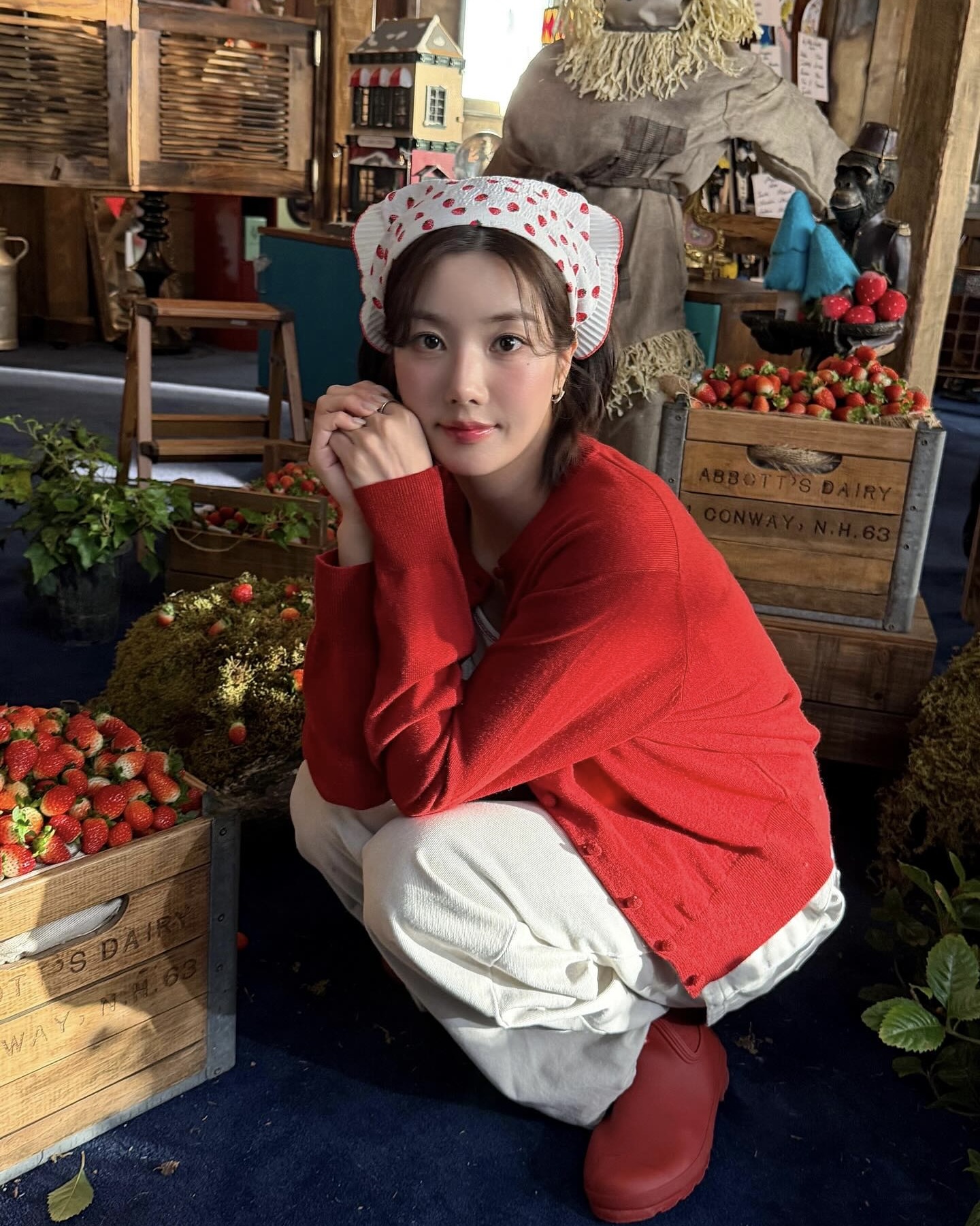 어떤 가디건이 룩을 살릴까?🔍
단독으로도, 아우터 이너로도 활용만점👍🏻💨 가디건 미리 준비!!
데일리로 활용하기 좋은 권은비 가디건 3가지 소개합니다.
1. 꼼데가르송 플레이 우먼스 가디건, 40만 원대
부드러운 울 소재에 아이코닉한 하트 와펜이 포인트인 라운드넥 가디건입니다. 슬림한 실루엣으로 여성스러운 바디라인을 살려줍니다. 이너로 무지 티셔츠를 받쳐 입고, 슬랙스로 마무리하면 깔끔하고 미니멀한 룩을 완성할 수 있습니다.
2. 랄프로렌 코튼 블렌드 폴로 카디건, 20만 원대
폴로 칼라와 왼쪽 가슴 부분에 시그니처 포니 자수가 특징인 가디건입니다. 스트레이트 실루엣과 힙을 덮는 롱 기장이 깔끔한 룩을 만들어 줍니다. 셔츠처럼 스타일링해 브라운 팬츠와 매치하면 모던하면서도 포멀한 무드를 연출할 수 있습니다.
3. 아플리엔 나인 에센셜 라운드 콩 버튼 가디건, 8만 원대
부드러운 울 혼방 소재와 발랄한 콩 버튼 디테일이 돋보이는 가디건입니다. 여유 있는 핏으로 다양한 체형을 커버하며, 터틀넥이나 기본 이너와 레이어드하기 좋습니다. 올 화이트 룩에 컬러 포인트로 활용하면 산뜻한 분위기를 더할 수 있습니다. 이미지9