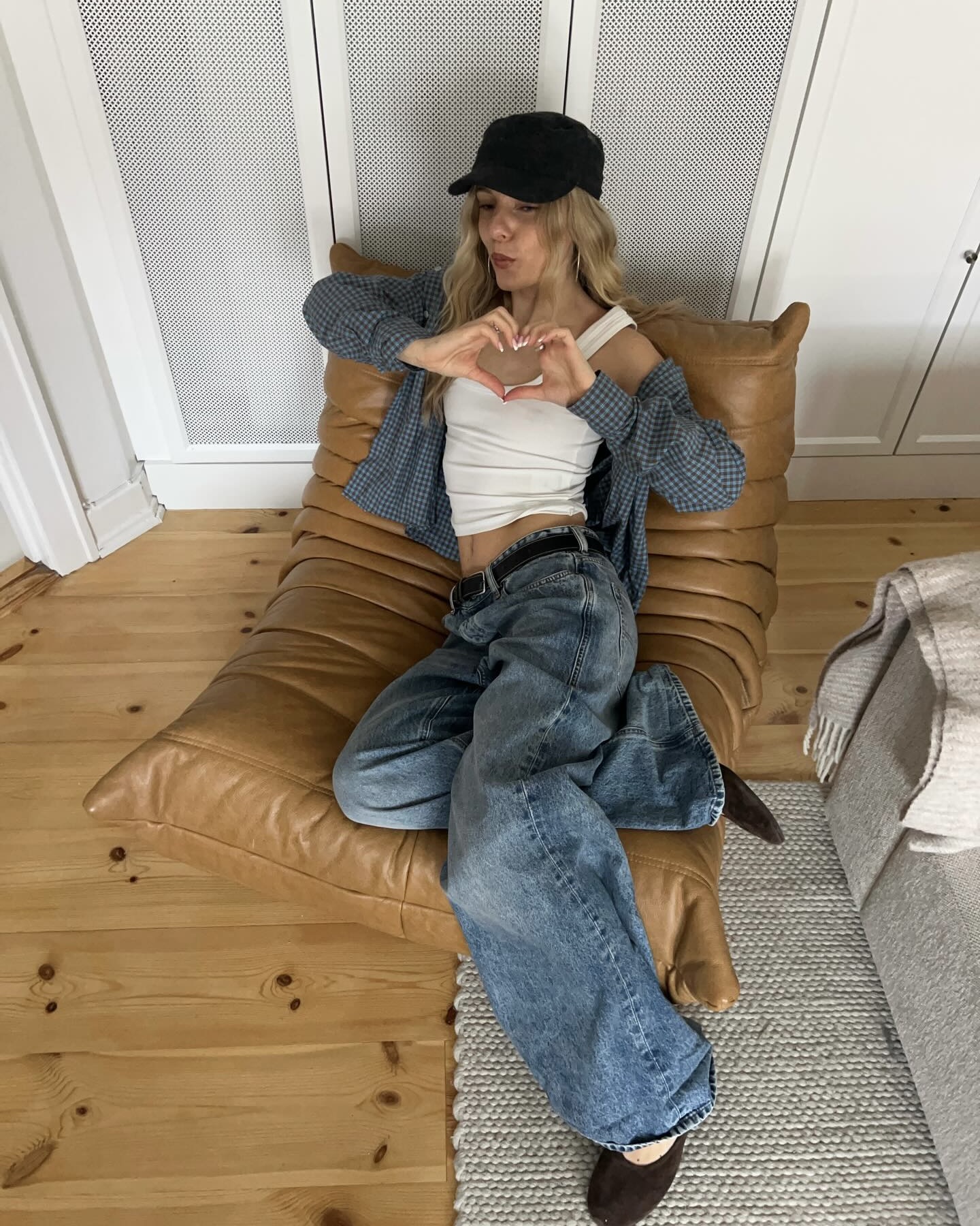 날씨 풀리면 체크 셔츠 입자🌸
가볍게 걸치기 좋은 간절기 봄 코디 공식👔✨
체크 셔츠는 날씨 풀릴 때 하나만 걸치기 좋은 아이템입니다. 단독으로 입거나 티셔츠 위에 걸치면 가벼운 아우터처럼 활용할 수 있는데요. 데님부터 슬랙스까지 어디에나 잘 어울려 코디가 어렵지 않죠.
컬러는 블루나 그린, 핑크처럼 톤에 따라 골라 분위기를 살려보세요. 간절기엔 니트나 코트 안에 레이어드해도 예쁘니, 체크 셔츠 코디법으로 다양하게 활용해보세요. 이미지5