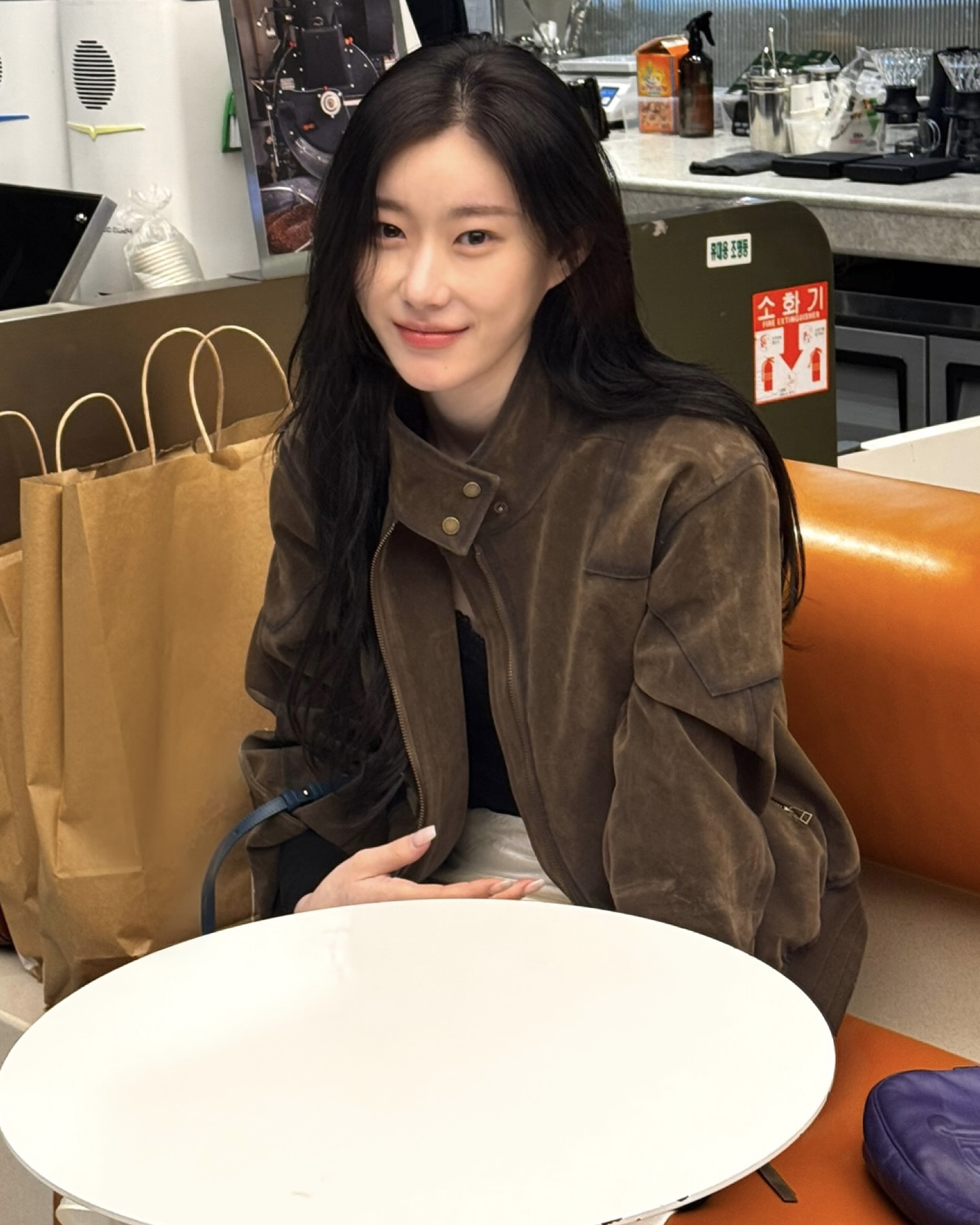 가볍게 걸쳐도 분위기 사는 아우터😉
모던하면서 깔끔한 스웨이드 자켓으로 봄 코디 완성해 보세요🤎
부드러운 결이 살아 있는 스웨이드 자켓은 봄 스타일링에 깊이를 더하는 아우터입니다. 매트한 질감이 주는 차분함 덕분에 가볍게 걸쳐도 단정하고 세련된 분위기를 완성하죠. 미니멀한 싱글 버튼부터 봄버, 블레이저 등 디자인도 다양합니다.
실루엣에 따라 체형 보완 효과도 있는데요. 각 잡힌 어깨 라인은 상체를 또렷하게 정리하고, 오버핏은 군살을 부드럽게 커버합니다. 스웨이드 자켓은 다양한 하의와 매치하기 좋아 봄부터 가을까지 활용도 높은 아우터입니다. 이미지9