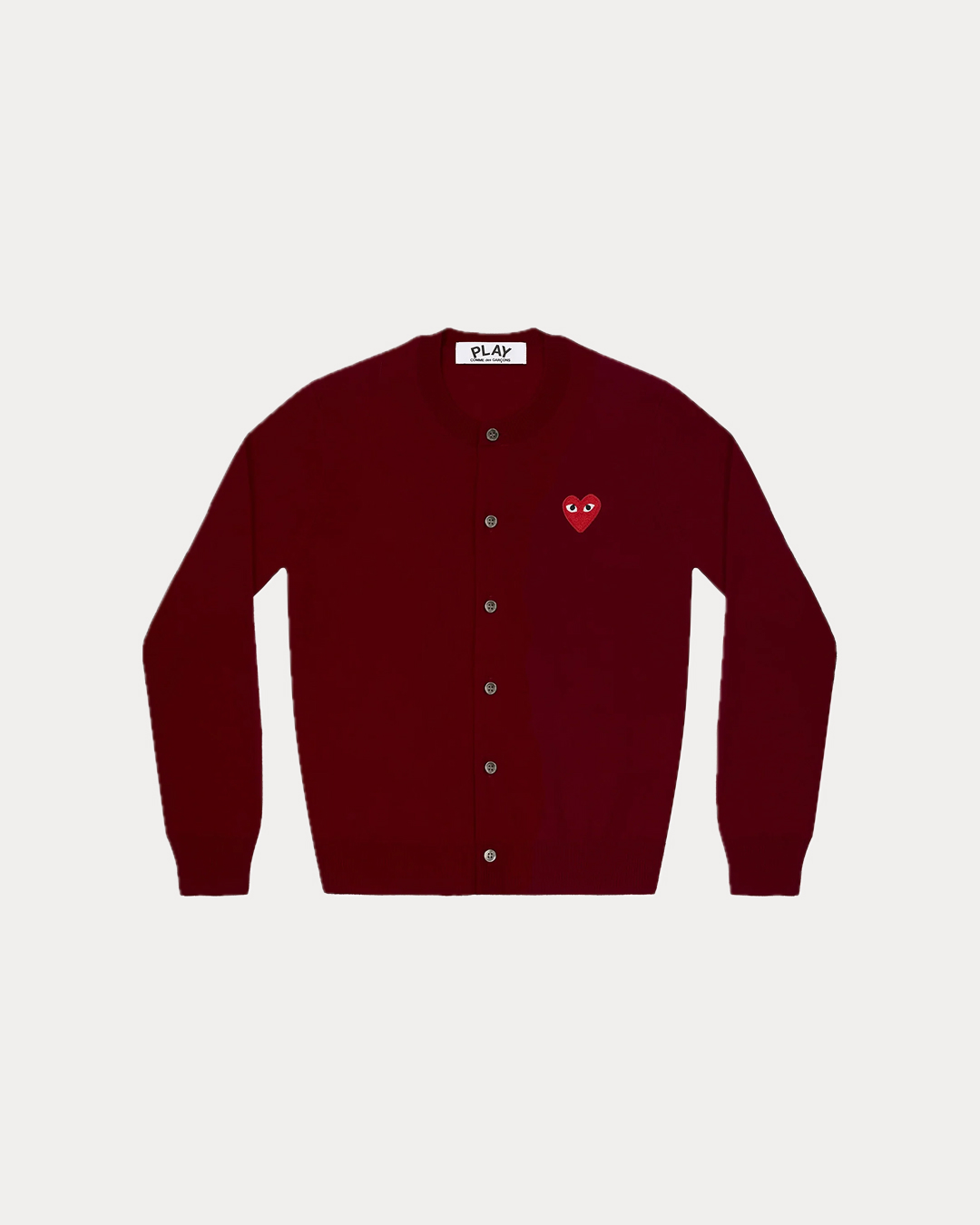 어떤 가디건이 룩을 살릴까?🔍
단독으로도, 아우터 이너로도 활용만점👍🏻💨 가디건 미리 준비!!
데일리로 활용하기 좋은 권은비 가디건 3가지 소개합니다.
1. 꼼데가르송 플레이 우먼스 가디건, 40만 원대
부드러운 울 소재에 아이코닉한 하트 와펜이 포인트인 라운드넥 가디건입니다. 슬림한 실루엣으로 여성스러운 바디라인을 살려줍니다. 이너로 무지 티셔츠를 받쳐 입고, 슬랙스로 마무리하면 깔끔하고 미니멀한 룩을 완성할 수 있습니다.
2. 랄프로렌 코튼 블렌드 폴로 카디건, 20만 원대
폴로 칼라와 왼쪽 가슴 부분에 시그니처 포니 자수가 특징인 가디건입니다. 스트레이트 실루엣과 힙을 덮는 롱 기장이 깔끔한 룩을 만들어 줍니다. 셔츠처럼 스타일링해 브라운 팬츠와 매치하면 모던하면서도 포멀한 무드를 연출할 수 있습니다.
3. 아플리엔 나인 에센셜 라운드 콩 버튼 가디건, 8만 원대
부드러운 울 혼방 소재와 발랄한 콩 버튼 디테일이 돋보이는 가디건입니다. 여유 있는 핏으로 다양한 체형을 커버하며, 터틀넥이나 기본 이너와 레이어드하기 좋습니다. 올 화이트 룩에 컬러 포인트로 활용하면 산뜻한 분위기를 더할 수 있습니다. 이미지3