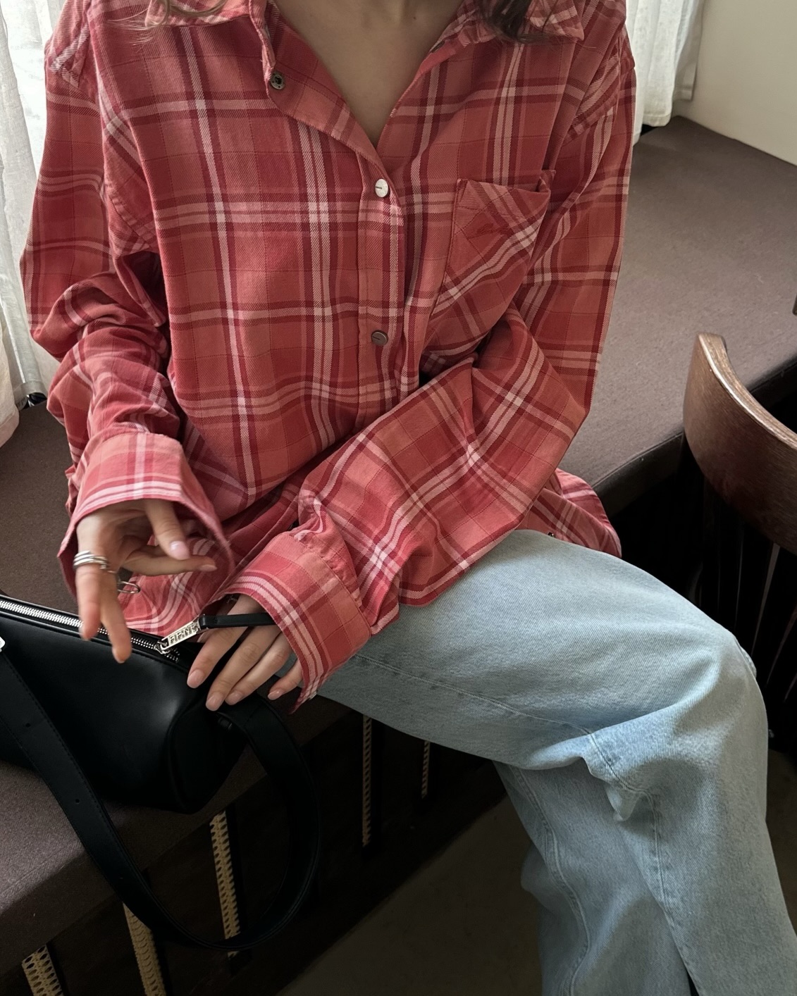 날씨 풀리면 체크 셔츠 입자🌸
가볍게 걸치기 좋은 간절기 봄 코디 공식👔✨
체크 셔츠는 날씨 풀릴 때 하나만 걸치기 좋은 아이템입니다. 단독으로 입거나 티셔츠 위에 걸치면 가벼운 아우터처럼 활용할 수 있는데요. 데님부터 슬랙스까지 어디에나 잘 어울려 코디가 어렵지 않죠.
컬러는 블루나 그린, 핑크처럼 톤에 따라 골라 분위기를 살려보세요. 간절기엔 니트나 코트 안에 레이어드해도 예쁘니, 체크 셔츠 코디법으로 다양하게 활용해보세요. 이미지2