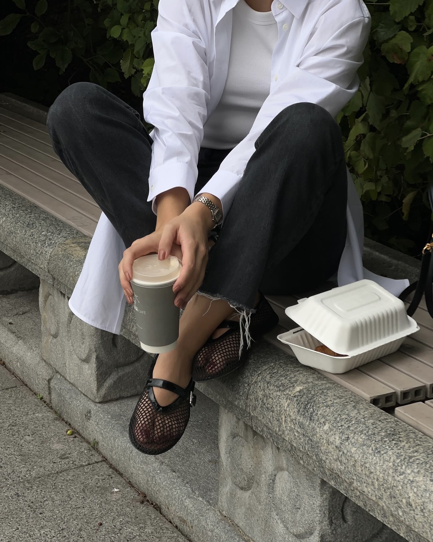 비워낼수록 더 세련된 메쉬슈즈💨
기본에만 머물지 말고😏🖤 시스루 트렌드 슈즈로 바꿔볼 때!!
작년에 이어, 이번 시즌에도 트렌드를 이어가는 메쉬슈즈는 룩을 한층 가볍고 산뜻하게 만들어주는 아이템입니다. 촘촘한 짜임과 뛰어난 통기성 덕분에 답답함 없이 쾌적하게 신기 좋고, 은은하게 비치는 소재가 룩에 경쾌한 포인트를 더해주죠.
플랫, 메리제인 등 다양한 디자인으로 스타일에 맞춰 연출할 수 있습니다. 메쉬슈즈는 간절기부터 여름까지 활용도 높아 미리 준비해두면 다양한 스타일에 매치할 수 있는 실용적인 아이템이죠. 한 발 앞서 메쉬슈즈로 가볍고 쿨한 분위기를 완성해보세요. 이미지5