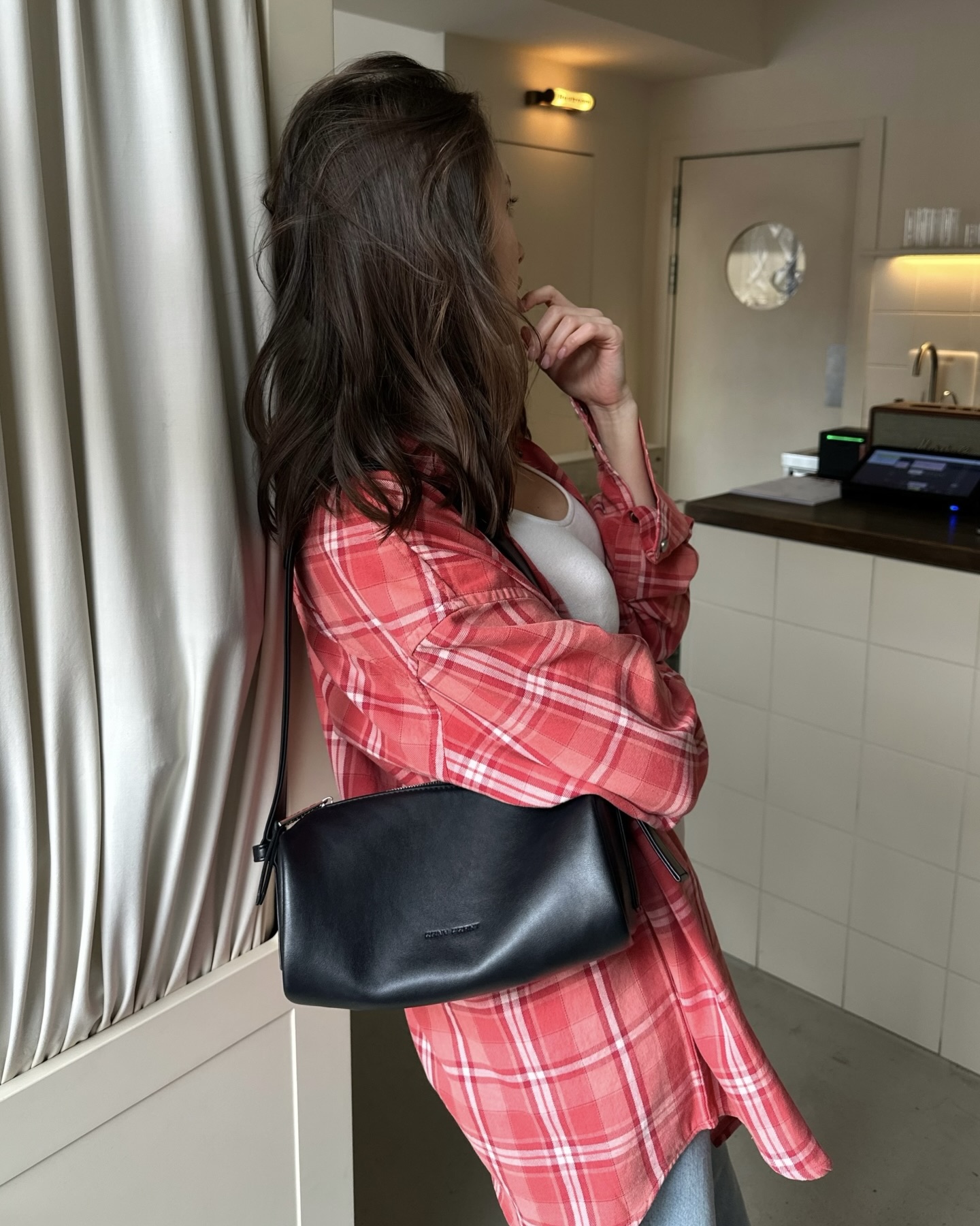 날씨 풀리면 체크 셔츠 입자🌸
가볍게 걸치기 좋은 간절기 봄 코디 공식👔✨
체크 셔츠는 날씨 풀릴 때 하나만 걸치기 좋은 아이템입니다. 단독으로 입거나 티셔츠 위에 걸치면 가벼운 아우터처럼 활용할 수 있는데요. 데님부터 슬랙스까지 어디에나 잘 어울려 코디가 어렵지 않죠.
컬러는 블루나 그린, 핑크처럼 톤에 따라 골라 분위기를 살려보세요. 간절기엔 니트나 코트 안에 레이어드해도 예쁘니, 체크 셔츠 코디법으로 다양하게 활용해보세요. 이미지8