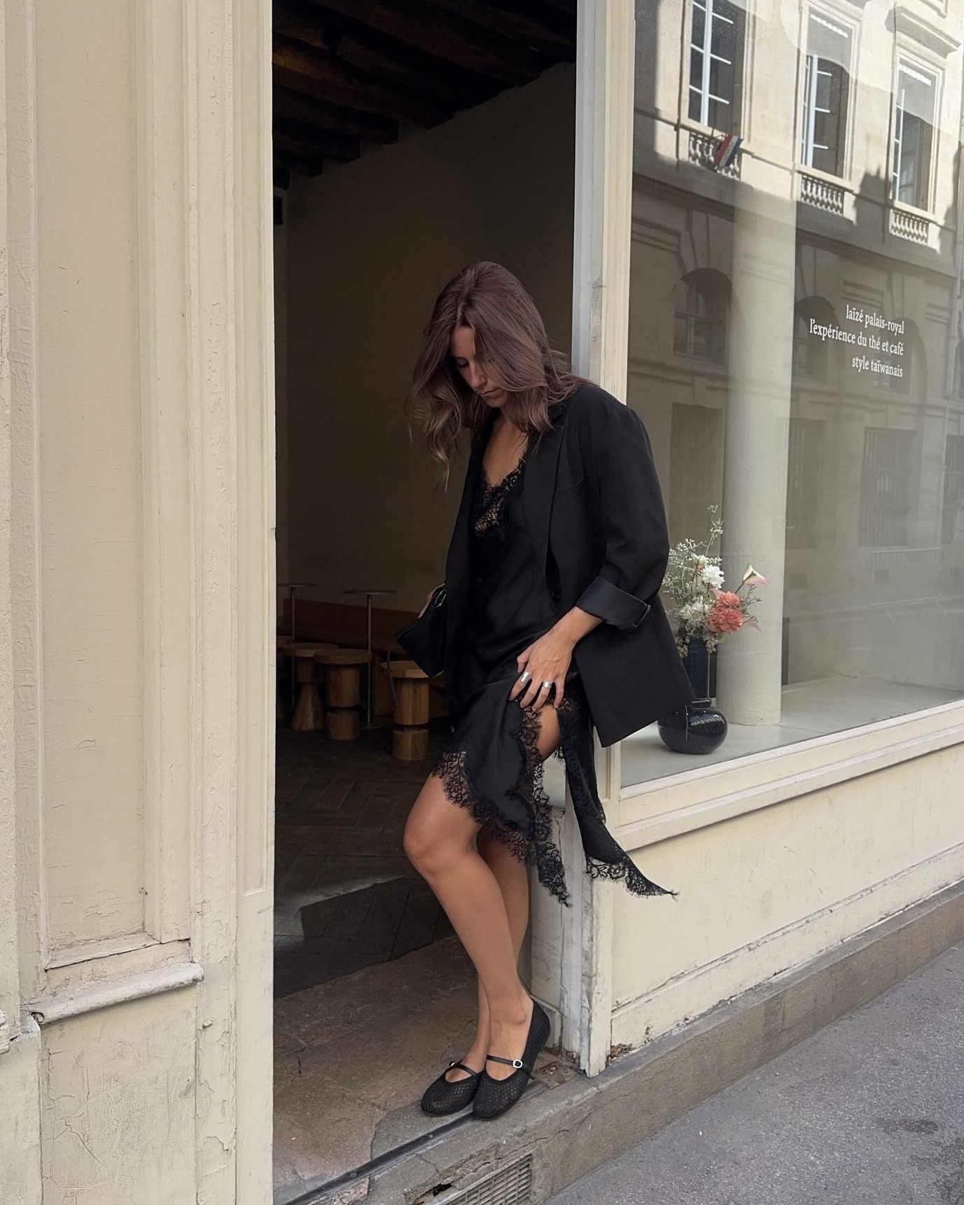 비워낼수록 더 세련된 메쉬슈즈💨
기본에만 머물지 말고😏🖤 시스루 트렌드 슈즈로 바꿔볼 때!!
작년에 이어, 이번 시즌에도 트렌드를 이어가는 메쉬슈즈는 룩을 한층 가볍고 산뜻하게 만들어주는 아이템입니다. 촘촘한 짜임과 뛰어난 통기성 덕분에 답답함 없이 쾌적하게 신기 좋고, 은은하게 비치는 소재가 룩에 경쾌한 포인트를 더해주죠.
플랫, 메리제인 등 다양한 디자인으로 스타일에 맞춰 연출할 수 있습니다. 메쉬슈즈는 간절기부터 여름까지 활용도 높아 미리 준비해두면 다양한 스타일에 매치할 수 있는 실용적인 아이템이죠. 한 발 앞서 메쉬슈즈로 가볍고 쿨한 분위기를 완성해보세요. 이미지9