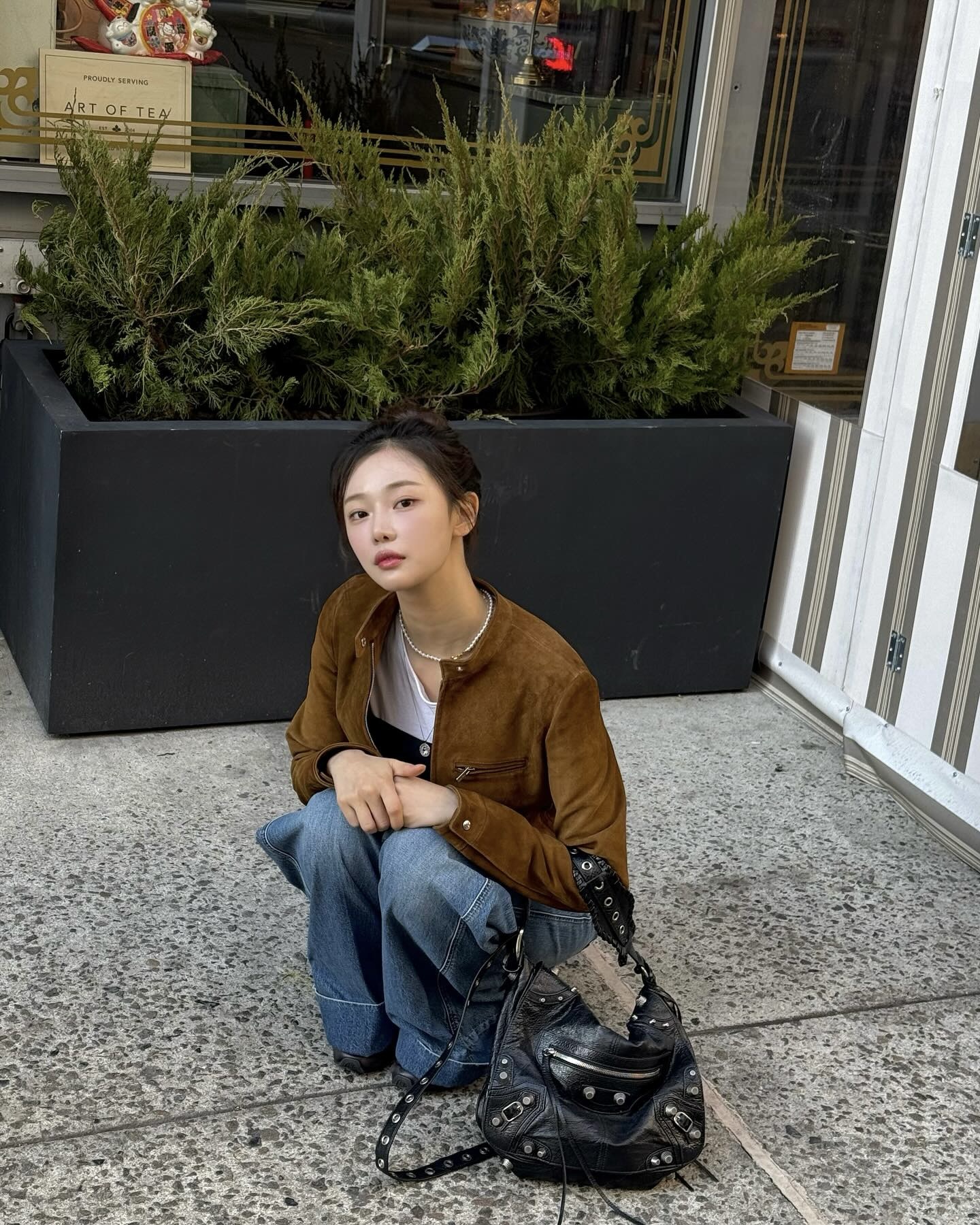 가볍게 걸쳐도 분위기 사는 아우터😉
모던하면서 깔끔한 스웨이드 자켓으로 봄 코디 완성해 보세요🤎
부드러운 결이 살아 있는 스웨이드 자켓은 봄 스타일링에 깊이를 더하는 아우터입니다. 매트한 질감이 주는 차분함 덕분에 가볍게 걸쳐도 단정하고 세련된 분위기를 완성하죠. 미니멀한 싱글 버튼부터 봄버, 블레이저 등 디자인도 다양합니다.
실루엣에 따라 체형 보완 효과도 있는데요. 각 잡힌 어깨 라인은 상체를 또렷하게 정리하고, 오버핏은 군살을 부드럽게 커버합니다. 스웨이드 자켓은 다양한 하의와 매치하기 좋아 봄부터 가을까지 활용도 높은 아우터입니다. 이미지5