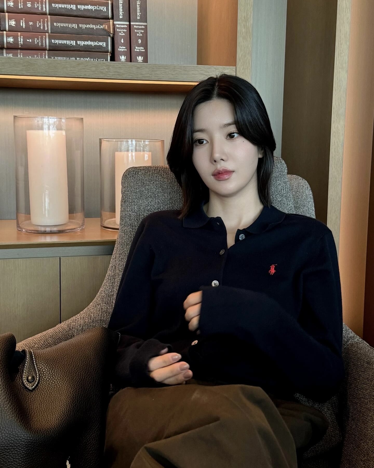 어떤 가디건이 룩을 살릴까?🔍
단독으로도, 아우터 이너로도 활용만점👍🏻💨 가디건 미리 준비!!
데일리로 활용하기 좋은 권은비 가디건 3가지 소개합니다.
1. 꼼데가르송 플레이 우먼스 가디건, 40만 원대
부드러운 울 소재에 아이코닉한 하트 와펜이 포인트인 라운드넥 가디건입니다. 슬림한 실루엣으로 여성스러운 바디라인을 살려줍니다. 이너로 무지 티셔츠를 받쳐 입고, 슬랙스로 마무리하면 깔끔하고 미니멀한 룩을 완성할 수 있습니다.
2. 랄프로렌 코튼 블렌드 폴로 카디건, 20만 원대
폴로 칼라와 왼쪽 가슴 부분에 시그니처 포니 자수가 특징인 가디건입니다. 스트레이트 실루엣과 힙을 덮는 롱 기장이 깔끔한 룩을 만들어 줍니다. 셔츠처럼 스타일링해 브라운 팬츠와 매치하면 모던하면서도 포멀한 무드를 연출할 수 있습니다.
3. 아플리엔 나인 에센셜 라운드 콩 버튼 가디건, 8만 원대
부드러운 울 혼방 소재와 발랄한 콩 버튼 디테일이 돋보이는 가디건입니다. 여유 있는 핏으로 다양한 체형을 커버하며, 터틀넥이나 기본 이너와 레이어드하기 좋습니다. 올 화이트 룩에 컬러 포인트로 활용하면 산뜻한 분위기를 더할 수 있습니다. 이미지4