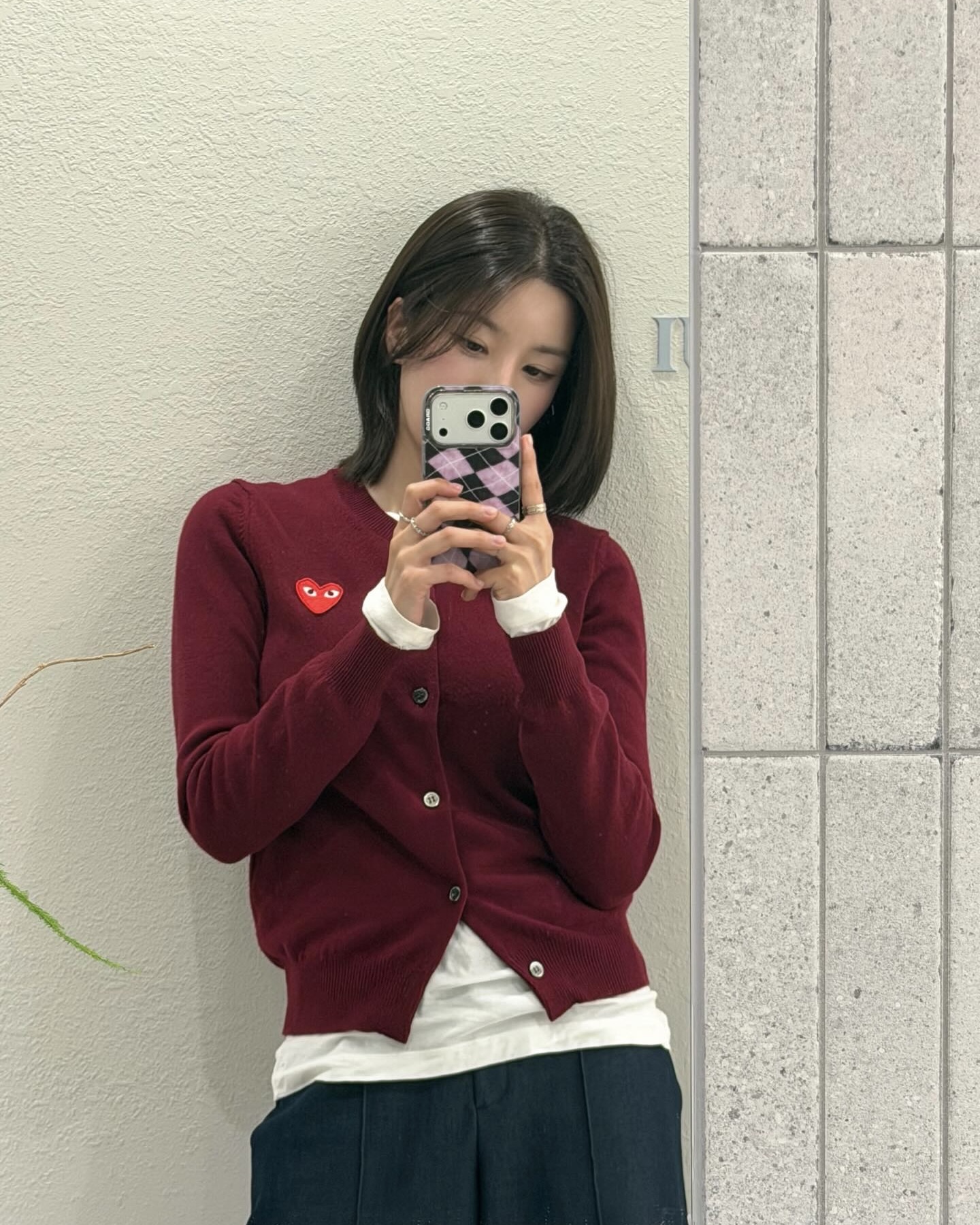 어떤 가디건이 룩을 살릴까?🔍
단독으로도, 아우터 이너로도 활용만점👍🏻💨 가디건 미리 준비!!
데일리로 활용하기 좋은 권은비 가디건 3가지 소개합니다.
1. 꼼데가르송 플레이 우먼스 가디건, 40만 원대
부드러운 울 소재에 아이코닉한 하트 와펜이 포인트인 라운드넥 가디건입니다. 슬림한 실루엣으로 여성스러운 바디라인을 살려줍니다. 이너로 무지 티셔츠를 받쳐 입고, 슬랙스로 마무리하면 깔끔하고 미니멀한 룩을 완성할 수 있습니다.
2. 랄프로렌 코튼 블렌드 폴로 카디건, 20만 원대
폴로 칼라와 왼쪽 가슴 부분에 시그니처 포니 자수가 특징인 가디건입니다. 스트레이트 실루엣과 힙을 덮는 롱 기장이 깔끔한 룩을 만들어 줍니다. 셔츠처럼 스타일링해 브라운 팬츠와 매치하면 모던하면서도 포멀한 무드를 연출할 수 있습니다.
3. 아플리엔 나인 에센셜 라운드 콩 버튼 가디건, 8만 원대
부드러운 울 혼방 소재와 발랄한 콩 버튼 디테일이 돋보이는 가디건입니다. 여유 있는 핏으로 다양한 체형을 커버하며, 터틀넥이나 기본 이너와 레이어드하기 좋습니다. 올 화이트 룩에 컬러 포인트로 활용하면 산뜻한 분위기를 더할 수 있습니다. 이미지2