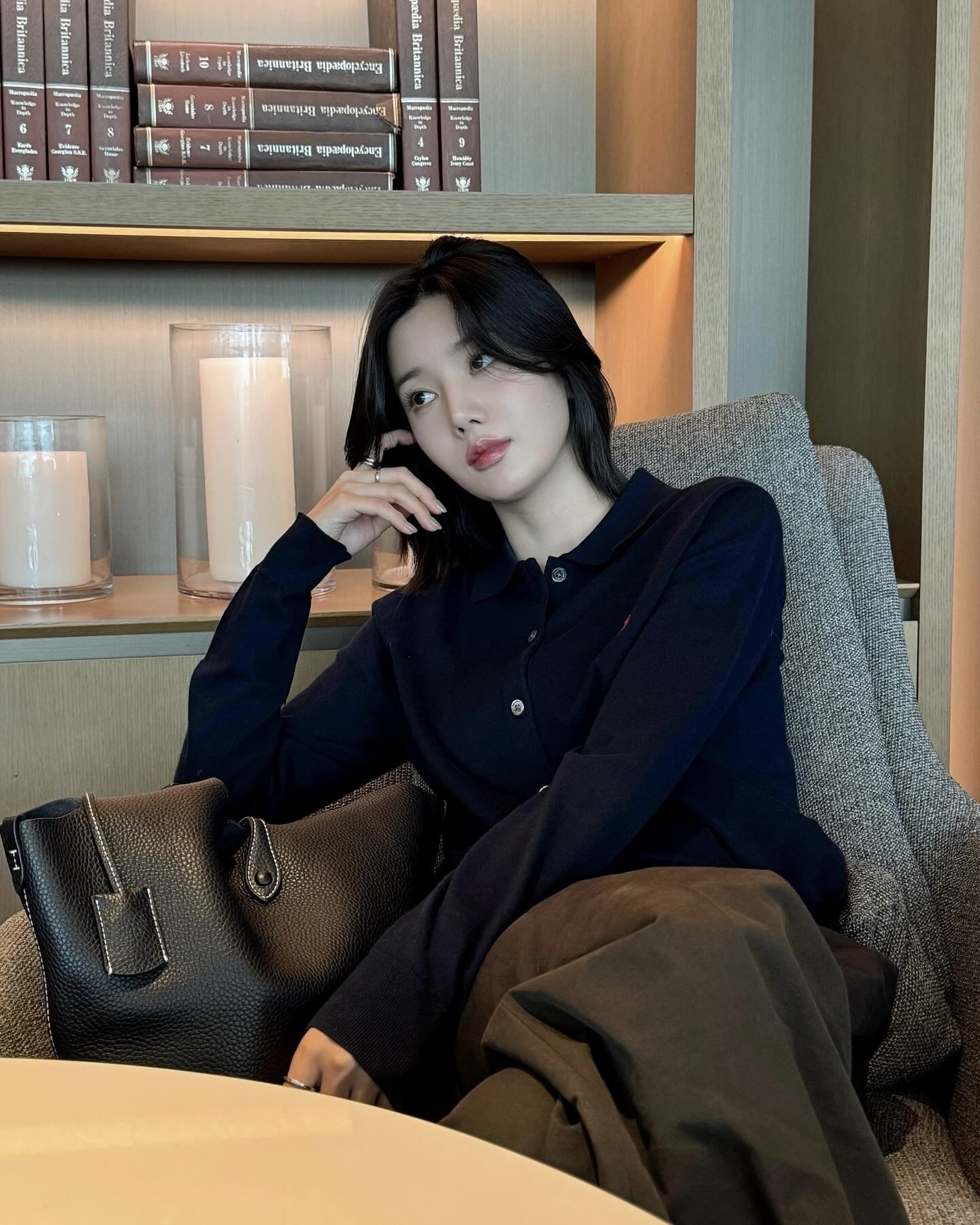 어떤 가디건이 룩을 살릴까?🔍
단독으로도, 아우터 이너로도 활용만점👍🏻💨 가디건 미리 준비!!
데일리로 활용하기 좋은 권은비 가디건 3가지 소개합니다.
1. 꼼데가르송 플레이 우먼스 가디건, 40만 원대
부드러운 울 소재에 아이코닉한 하트 와펜이 포인트인 라운드넥 가디건입니다. 슬림한 실루엣으로 여성스러운 바디라인을 살려줍니다. 이너로 무지 티셔츠를 받쳐 입고, 슬랙스로 마무리하면 깔끔하고 미니멀한 룩을 완성할 수 있습니다.
2. 랄프로렌 코튼 블렌드 폴로 카디건, 20만 원대
폴로 칼라와 왼쪽 가슴 부분에 시그니처 포니 자수가 특징인 가디건입니다. 스트레이트 실루엣과 힙을 덮는 롱 기장이 깔끔한 룩을 만들어 줍니다. 셔츠처럼 스타일링해 브라운 팬츠와 매치하면 모던하면서도 포멀한 무드를 연출할 수 있습니다.
3. 아플리엔 나인 에센셜 라운드 콩 버튼 가디건, 8만 원대
부드러운 울 혼방 소재와 발랄한 콩 버튼 디테일이 돋보이는 가디건입니다. 여유 있는 핏으로 다양한 체형을 커버하며, 터틀넥이나 기본 이너와 레이어드하기 좋습니다. 올 화이트 룩에 컬러 포인트로 활용하면 산뜻한 분위기를 더할 수 있습니다. 이미지6