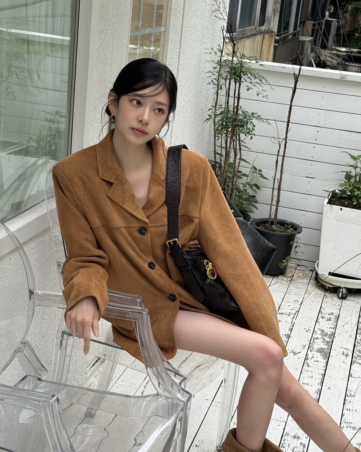 가볍게 걸쳐도 분위기 사는 아우터😉
모던하면서 깔끔한 스웨이드 자켓으로 봄 코디 완성해 보세요🤎
부드러운 결이 살아 있는 스웨이드 자켓은 봄 스타일링에 깊이를 더하는 아우터입니다. 매트한 질감이 주는 차분함 덕분에 가볍게 걸쳐도 단정하고 세련된 분위기를 완성하죠. 미니멀한 싱글 버튼부터 봄버, 블레이저 등 디자인도 다양합니다.
실루엣에 따라 체형 보완 효과도 있는데요. 각 잡힌 어깨 라인은 상체를 또렷하게 정리하고, 오버핏은 군살을 부드럽게 커버합니다. 스웨이드 자켓은 다양한 하의와 매치하기 좋아 봄부터 가을까지 활용도 높은 아우터입니다. 이미지6