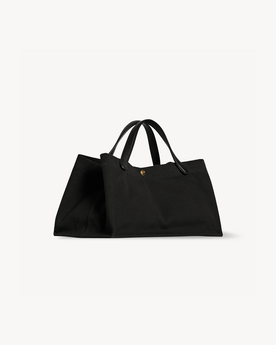 다시 돌아온 더 로우 아이다호✨
이번에는 가볍게 들기 좋은 아이다호 코튼 백🖤👜빨리 @챙겨!
차정원도 자주 들었던 더 로우 아이다호 백. 지금은 가죽이 아닌 코튼 소재로 1년 만에 다시 구매 가능해졌습니다. 가죽 트리밍과 스냅 버튼 디테일을 더한 디자인으로, 브랜드 특유의 미니멀한 감성과 실용성을 모두 담아낸 토트백입니다.
특히 일반 사이즈와 XL 사이즈로 구성되어 취향에 따라 선택할 수 있고, 넉넉한 수납공간 덕분에 데일리백으로 활용하기 좋습니다. 이번 기회에 아이다호 코튼 백 중 나에게 꼭 맞는 사이즈로 소장해 보세요. 이미지6