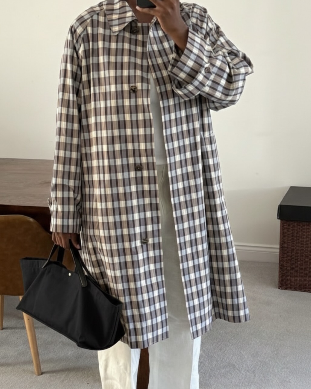 다시 돌아온 더 로우 아이다호✨
이번에는 가볍게 들기 좋은 아이다호 코튼 백🖤👜빨리 @챙겨!
차정원도 자주 들었던 더 로우 아이다호 백. 지금은 가죽이 아닌 코튼 소재로 1년 만에 다시 구매 가능해졌습니다. 가죽 트리밍과 스냅 버튼 디테일을 더한 디자인으로, 브랜드 특유의 미니멀한 감성과 실용성을 모두 담아낸 토트백입니다.
특히 일반 사이즈와 XL 사이즈로 구성되어 취향에 따라 선택할 수 있고, 넉넉한 수납공간 덕분에 데일리백으로 활용하기 좋습니다. 이번 기회에 아이다호 코튼 백 중 나에게 꼭 맞는 사이즈로 소장해 보세요. 이미지4