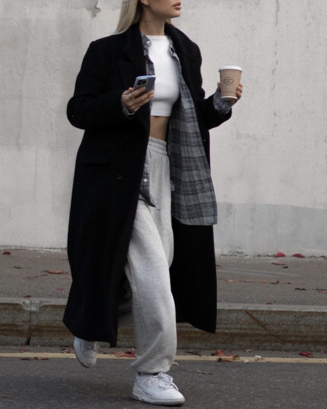 날씨 풀리면 체크 셔츠 입자🌸
가볍게 걸치기 좋은 간절기 봄 코디 공식👔✨
체크 셔츠는 날씨 풀릴 때 하나만 걸치기 좋은 아이템입니다. 단독으로 입거나 티셔츠 위에 걸치면 가벼운 아우터처럼 활용할 수 있는데요. 데님부터 슬랙스까지 어디에나 잘 어울려 코디가 어렵지 않죠.
컬러는 블루나 그린, 핑크처럼 톤에 따라 골라 분위기를 살려보세요. 간절기엔 니트나 코트 안에 레이어드해도 예쁘니, 체크 셔츠 코디법으로 다양하게 활용해보세요. 이미지7