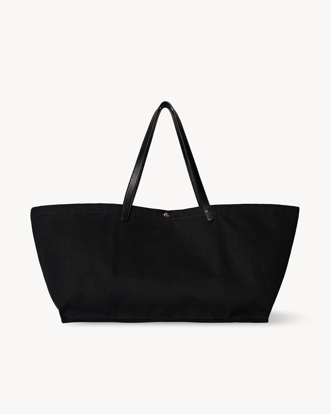 다시 돌아온 더 로우 아이다호✨
이번에는 가볍게 들기 좋은 아이다호 코튼 백🖤👜빨리 @챙겨!
차정원도 자주 들었던 더 로우 아이다호 백. 지금은 가죽이 아닌 코튼 소재로 1년 만에 다시 구매 가능해졌습니다. 가죽 트리밍과 스냅 버튼 디테일을 더한 디자인으로, 브랜드 특유의 미니멀한 감성과 실용성을 모두 담아낸 토트백입니다.
특히 일반 사이즈와 XL 사이즈로 구성되어 취향에 따라 선택할 수 있고, 넉넉한 수납공간 덕분에 데일리백으로 활용하기 좋습니다. 이번 기회에 아이다호 코튼 백 중 나에게 꼭 맞는 사이즈로 소장해 보세요. 이미지9