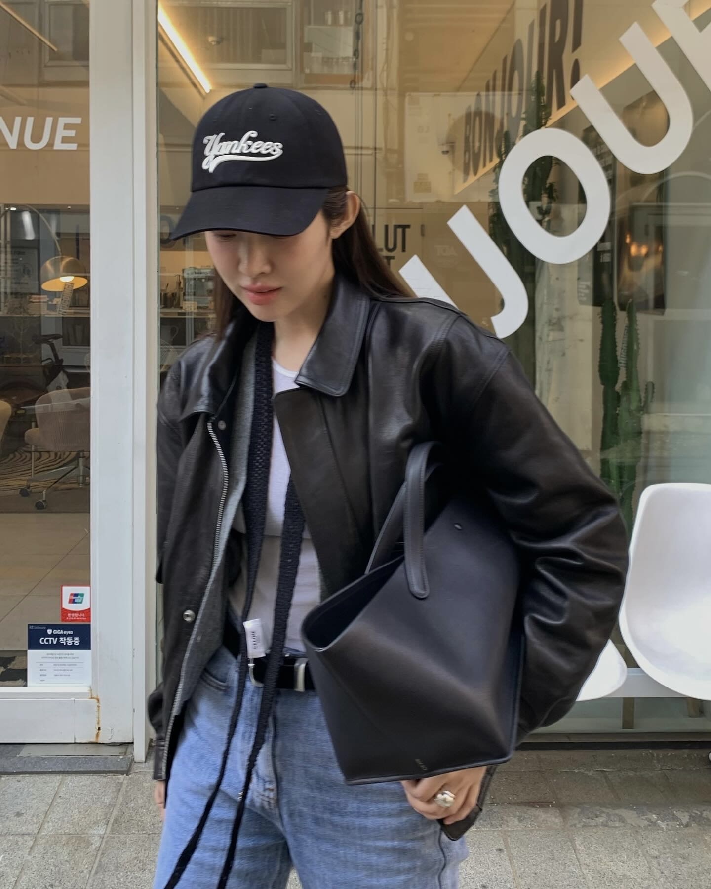 다시 돌아온 더 로우 아이다호✨
이번에는 가볍게 들기 좋은 아이다호 코튼 백🖤👜빨리 @챙겨!
차정원도 자주 들었던 더 로우 아이다호 백. 지금은 가죽이 아닌 코튼 소재로 1년 만에 다시 구매 가능해졌습니다. 가죽 트리밍과 스냅 버튼 디테일을 더한 디자인으로, 브랜드 특유의 미니멀한 감성과 실용성을 모두 담아낸 토트백입니다.
특히 일반 사이즈와 XL 사이즈로 구성되어 취향에 따라 선택할 수 있고, 넉넉한 수납공간 덕분에 데일리백으로 활용하기 좋습니다. 이번 기회에 아이다호 코튼 백 중 나에게 꼭 맞는 사이즈로 소장해 보세요. 이미지3