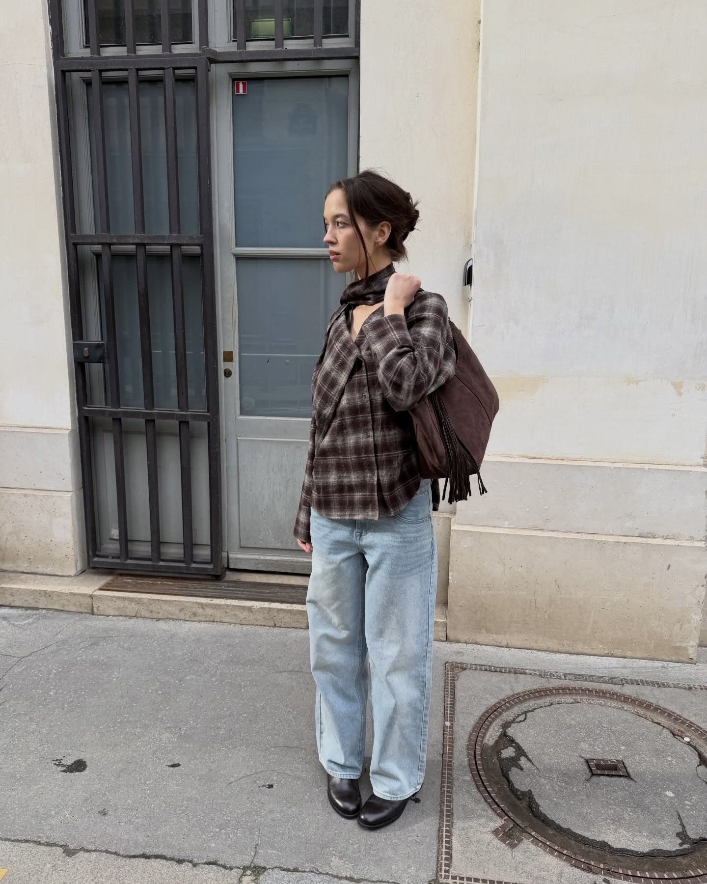 날씨 풀리면 체크 셔츠 입자🌸
가볍게 걸치기 좋은 간절기 봄 코디 공식👔✨
체크 셔츠는 날씨 풀릴 때 하나만 걸치기 좋은 아이템입니다. 단독으로 입거나 티셔츠 위에 걸치면 가벼운 아우터처럼 활용할 수 있는데요. 데님부터 슬랙스까지 어디에나 잘 어울려 코디가 어렵지 않죠.
컬러는 블루나 그린, 핑크처럼 톤에 따라 골라 분위기를 살려보세요. 간절기엔 니트나 코트 안에 레이어드해도 예쁘니, 체크 셔츠 코디법으로 다양하게 활용해보세요. 이미지4