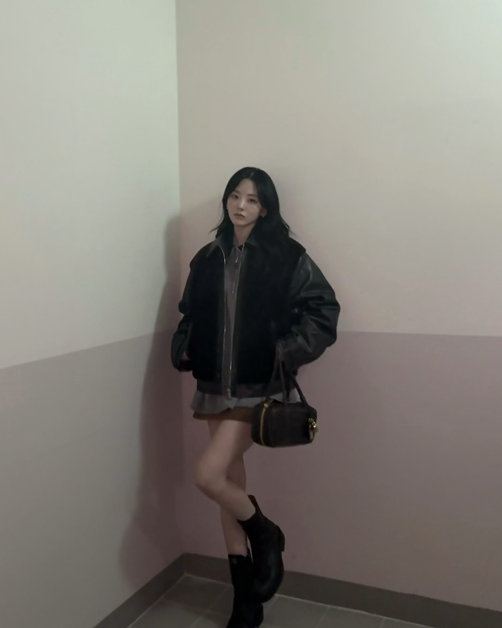 26년 제일 주목해야 할 잇템💡
아빠 옷 같지 않은, 미우미우 하프집업으로 시도해 봐😉🩶
요즘 여러 브랜드에서 자주 보이는 하프집업, 조이현이 착용한 미우미우 캐시미어 하프 지퍼 스웨터는 어떨까요? 부드러운 캐시미어 소재로 포근하게 착용할 수 있고, 하프 지퍼 디테일 덕분에 얼굴은 작아 보이고 레이어드하기 좋습니다.
특히 스포티하면서도 쿨한 무드가 느껴져, 조이현처럼 스웨이드 스커트와 레더 재킷 같은 서로 다른 질감의 아이템을 매치하면 캐주얼하면서도 페미닌한 믹스매치 룩을 완성할 수 있죠. 지금 바로 하프집업의 매력을 확인해 보세요. 이미지4