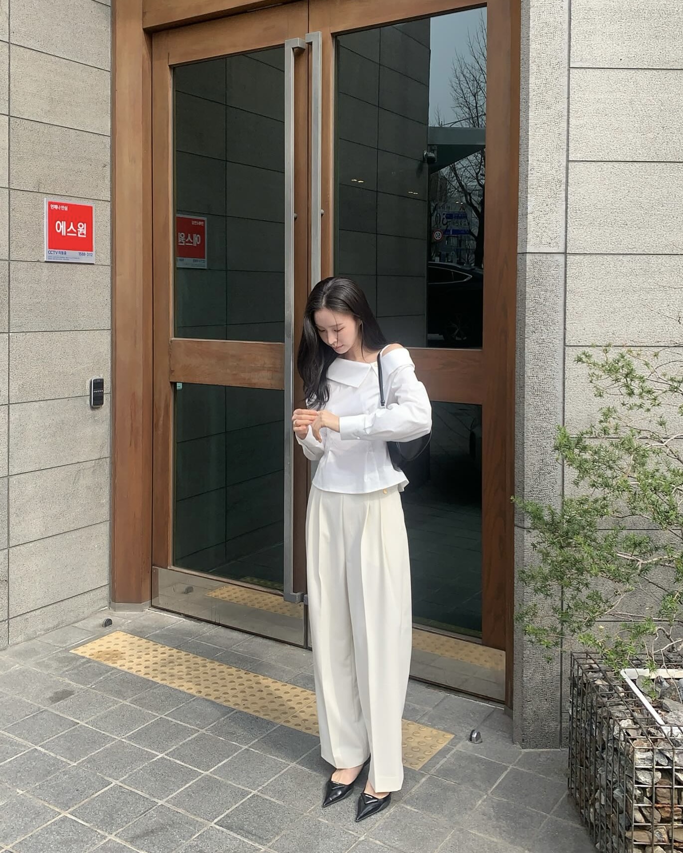 과하지 않고 세련된 하객룩 코디?🔍
슬랙스든 스커트든 모두 잘 어울리는 만능템, 블라우스🌸✨ 이미지4