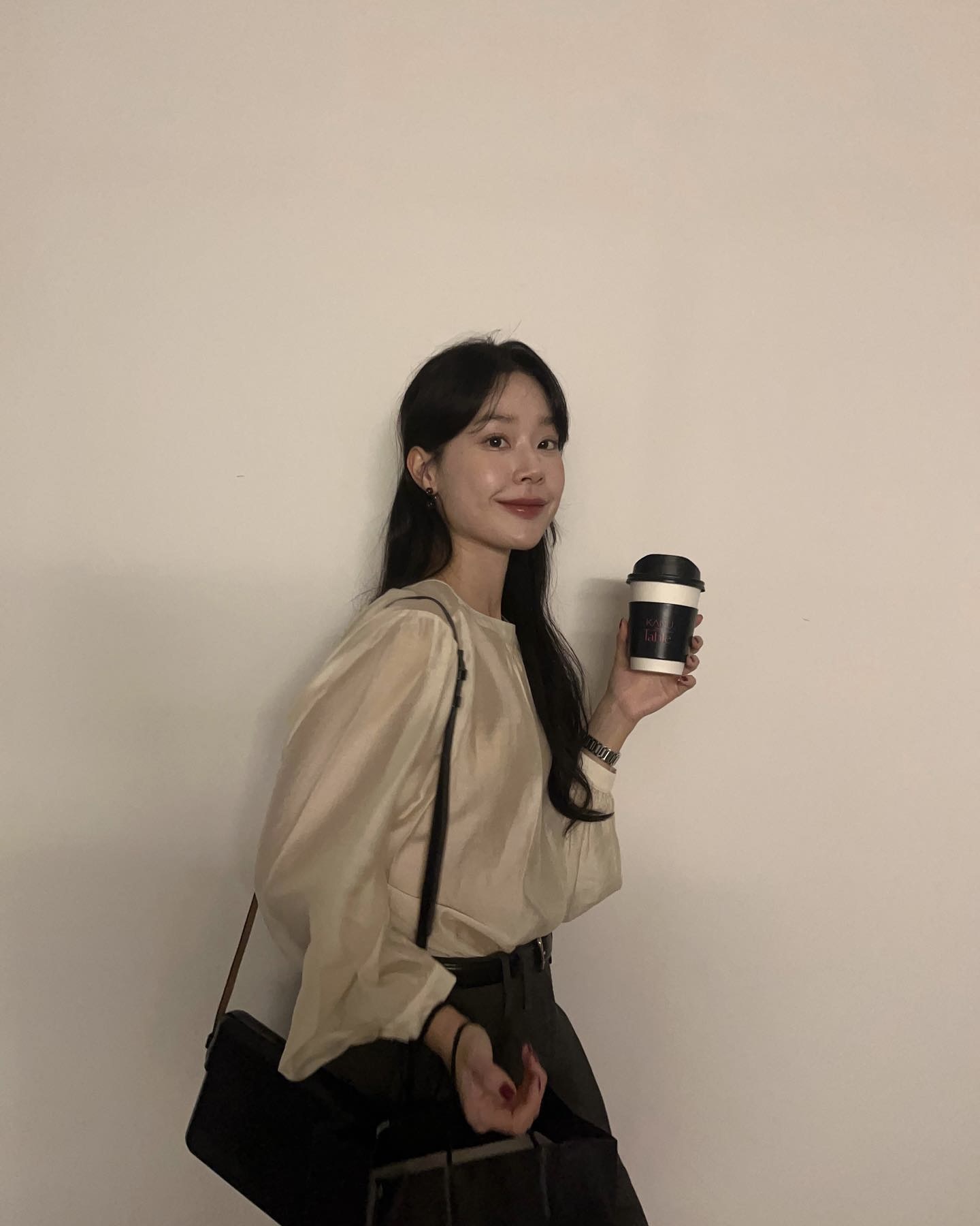 과하지 않고 세련된 하객룩 코디?🔍
슬랙스든 스커트든 모두 잘 어울리는 만능템, 블라우스🌸✨ 이미지3