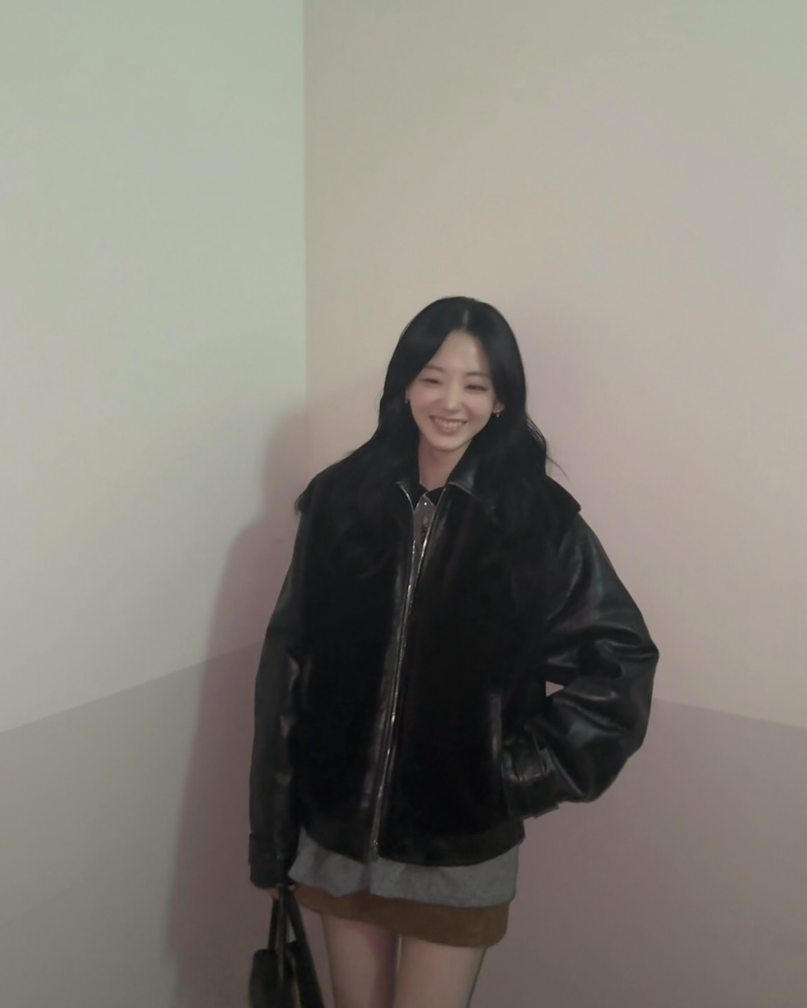 26년 제일 주목해야 할 잇템💡
아빠 옷 같지 않은, 미우미우 하프집업으로 시도해 봐😉🩶
요즘 여러 브랜드에서 자주 보이는 하프집업, 조이현이 착용한 미우미우 캐시미어 하프 지퍼 스웨터는 어떨까요? 부드러운 캐시미어 소재로 포근하게 착용할 수 있고, 하프 지퍼 디테일 덕분에 얼굴은 작아 보이고 레이어드하기 좋습니다.
특히 스포티하면서도 쿨한 무드가 느껴져, 조이현처럼 스웨이드 스커트와 레더 재킷 같은 서로 다른 질감의 아이템을 매치하면 캐주얼하면서도 페미닌한 믹스매치 룩을 완성할 수 있죠. 지금 바로 하프집업의 매력을 확인해 보세요. 이미지10