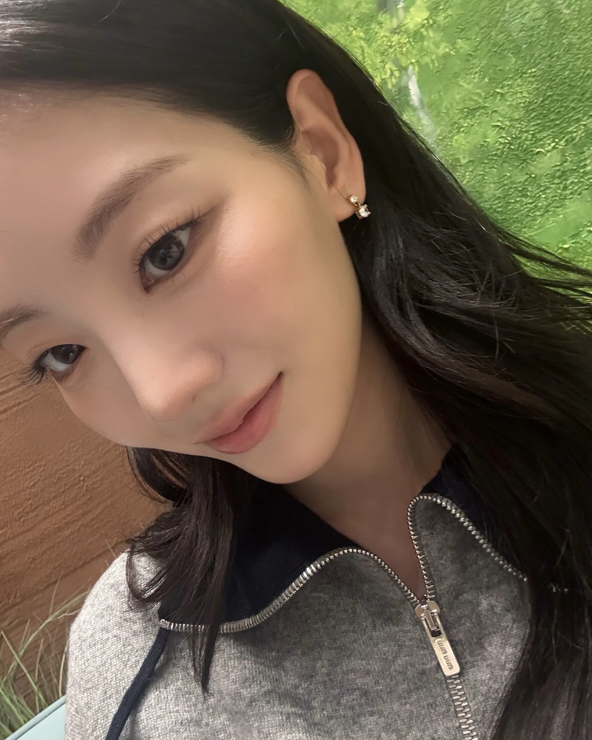 26년 제일 주목해야 할 잇템💡
아빠 옷 같지 않은, 미우미우 하프집업으로 시도해 봐😉🩶
요즘 여러 브랜드에서 자주 보이는 하프집업, 조이현이 착용한 미우미우 캐시미어 하프 지퍼 스웨터는 어떨까요? 부드러운 캐시미어 소재로 포근하게 착용할 수 있고, 하프 지퍼 디테일 덕분에 얼굴은 작아 보이고 레이어드하기 좋습니다.
특히 스포티하면서도 쿨한 무드가 느껴져, 조이현처럼 스웨이드 스커트와 레더 재킷 같은 서로 다른 질감의 아이템을 매치하면 캐주얼하면서도 페미닌한 믹스매치 룩을 완성할 수 있죠. 지금 바로 하프집업의 매력을 확인해 보세요. 이미지9