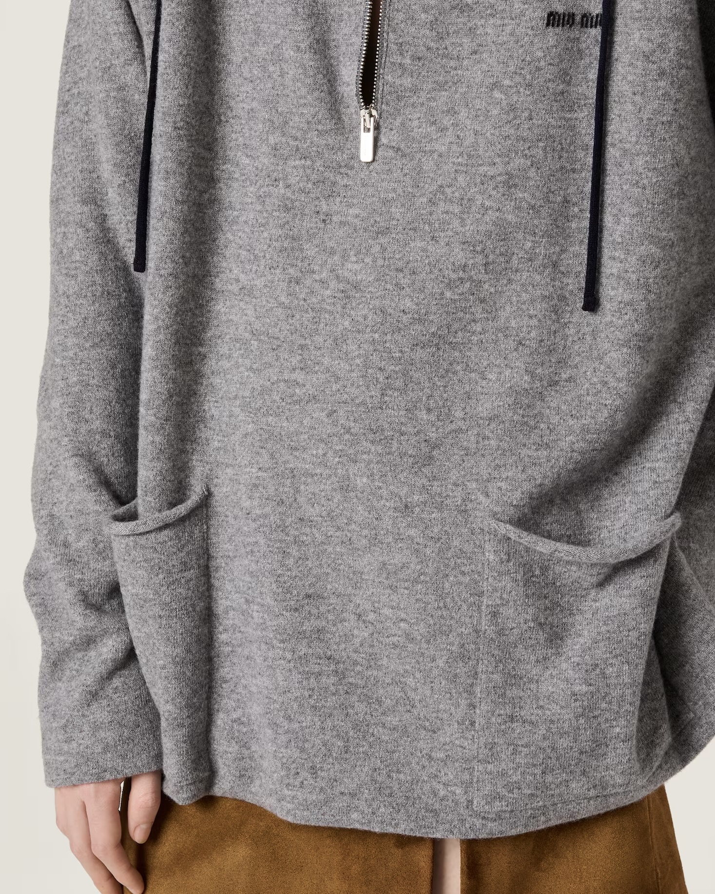 26년 제일 주목해야 할 잇템💡
아빠 옷 같지 않은, 미우미우 하프집업으로 시도해 봐😉🩶
요즘 여러 브랜드에서 자주 보이는 하프집업, 조이현이 착용한 미우미우 캐시미어 하프 지퍼 스웨터는 어떨까요? 부드러운 캐시미어 소재로 포근하게 착용할 수 있고, 하프 지퍼 디테일 덕분에 얼굴은 작아 보이고 레이어드하기 좋습니다.
특히 스포티하면서도 쿨한 무드가 느껴져, 조이현처럼 스웨이드 스커트와 레더 재킷 같은 서로 다른 질감의 아이템을 매치하면 캐주얼하면서도 페미닌한 믹스매치 룩을 완성할 수 있죠. 지금 바로 하프집업의 매력을 확인해 보세요. 이미지8